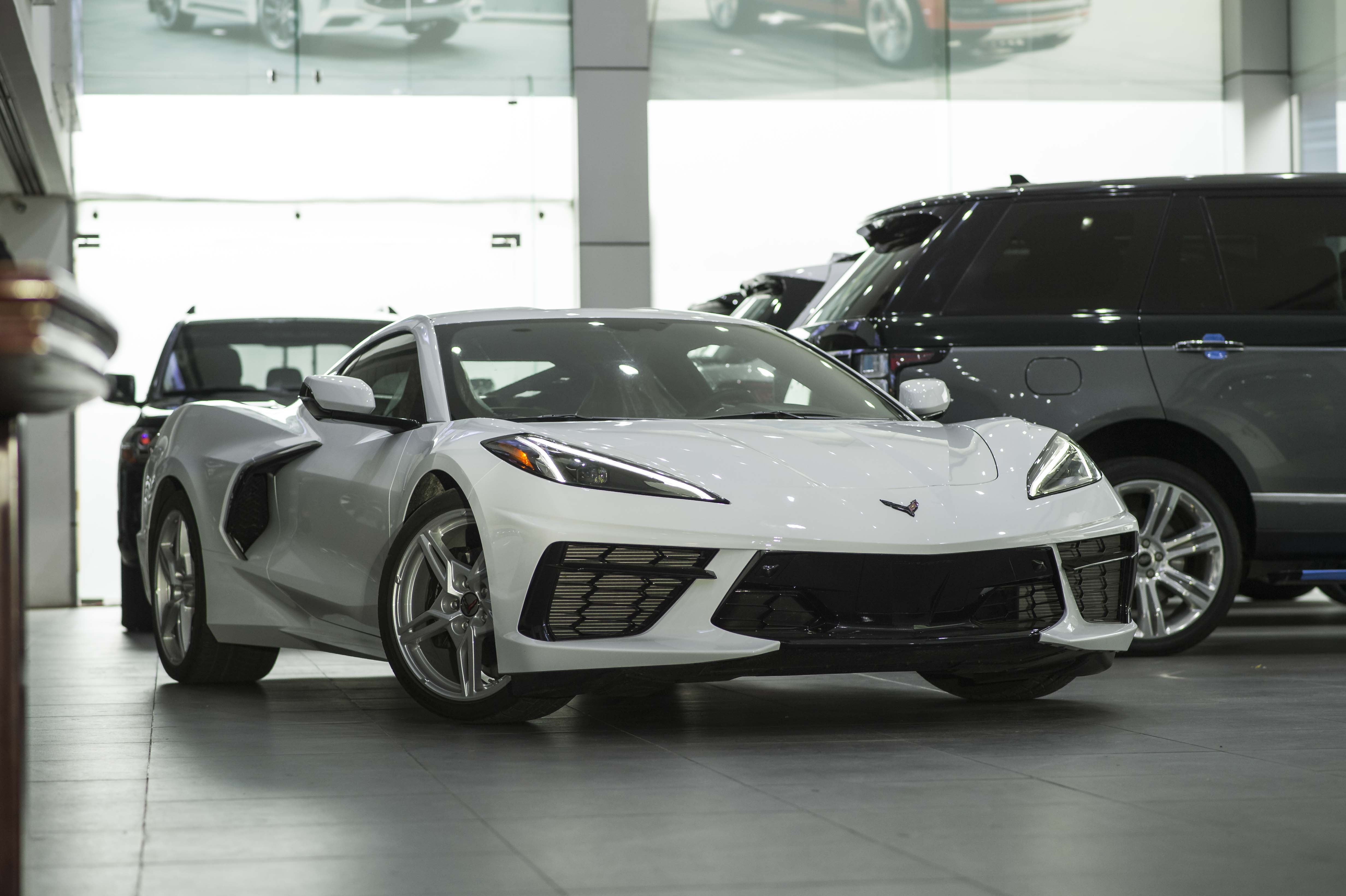 Can canh Chevrolet Corvette C8 2020 dau tien tai Viet Nam hinh anh