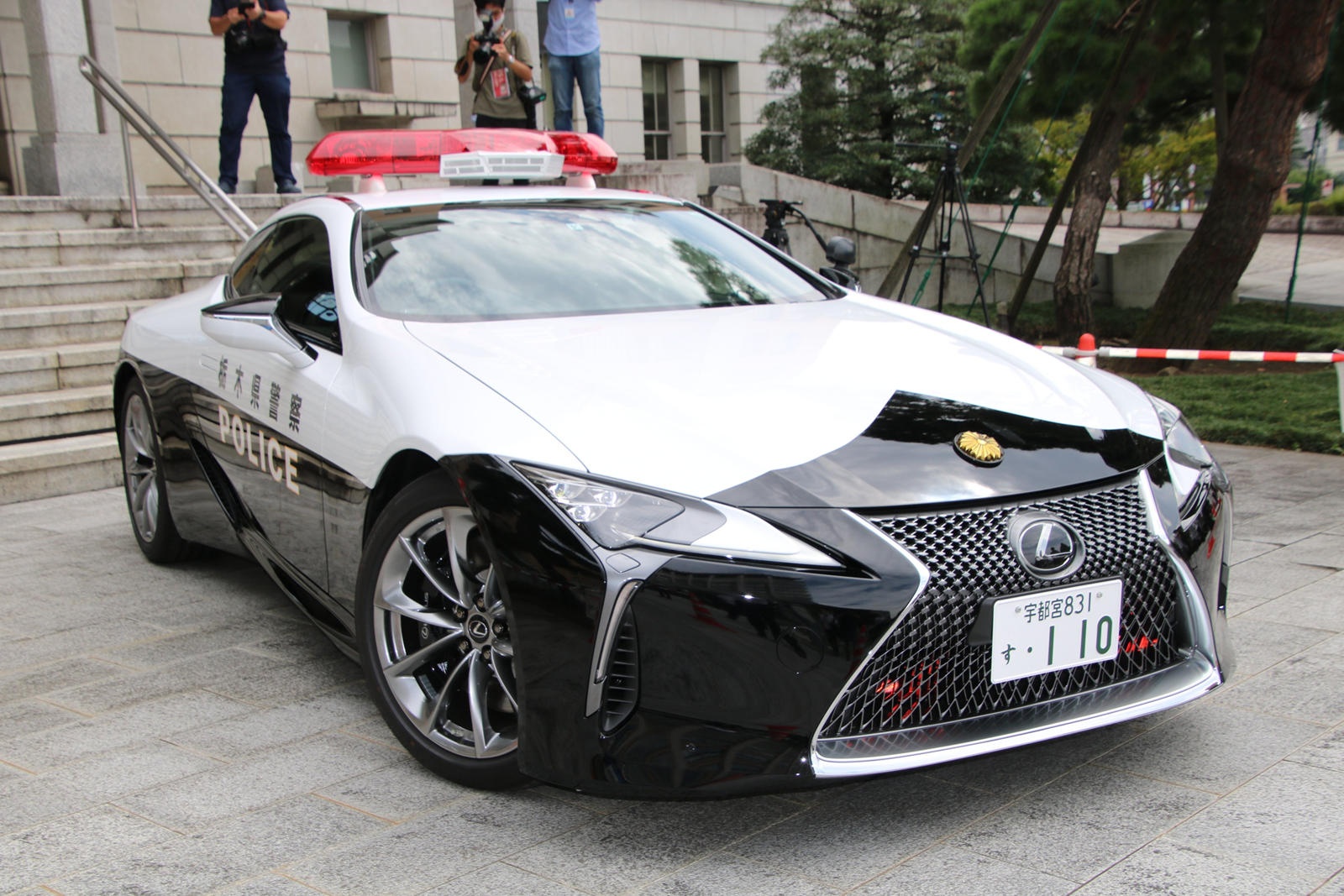 Canh sat Nhat Ban su dung Lexus LC 500 lam xe tuan tra hinh anh