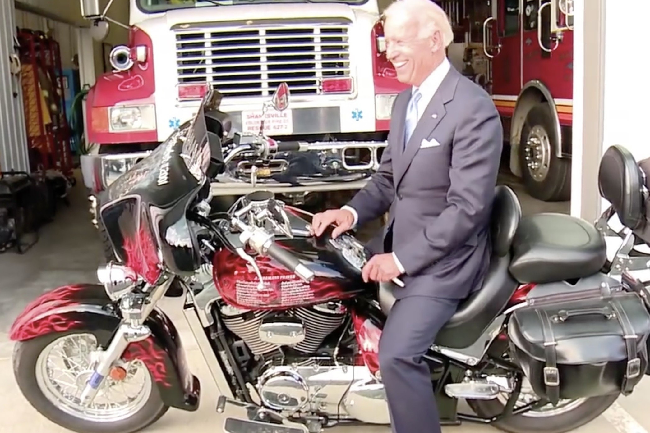 Ong Joe Biden la tin do moto phan khoi lon hinh anh