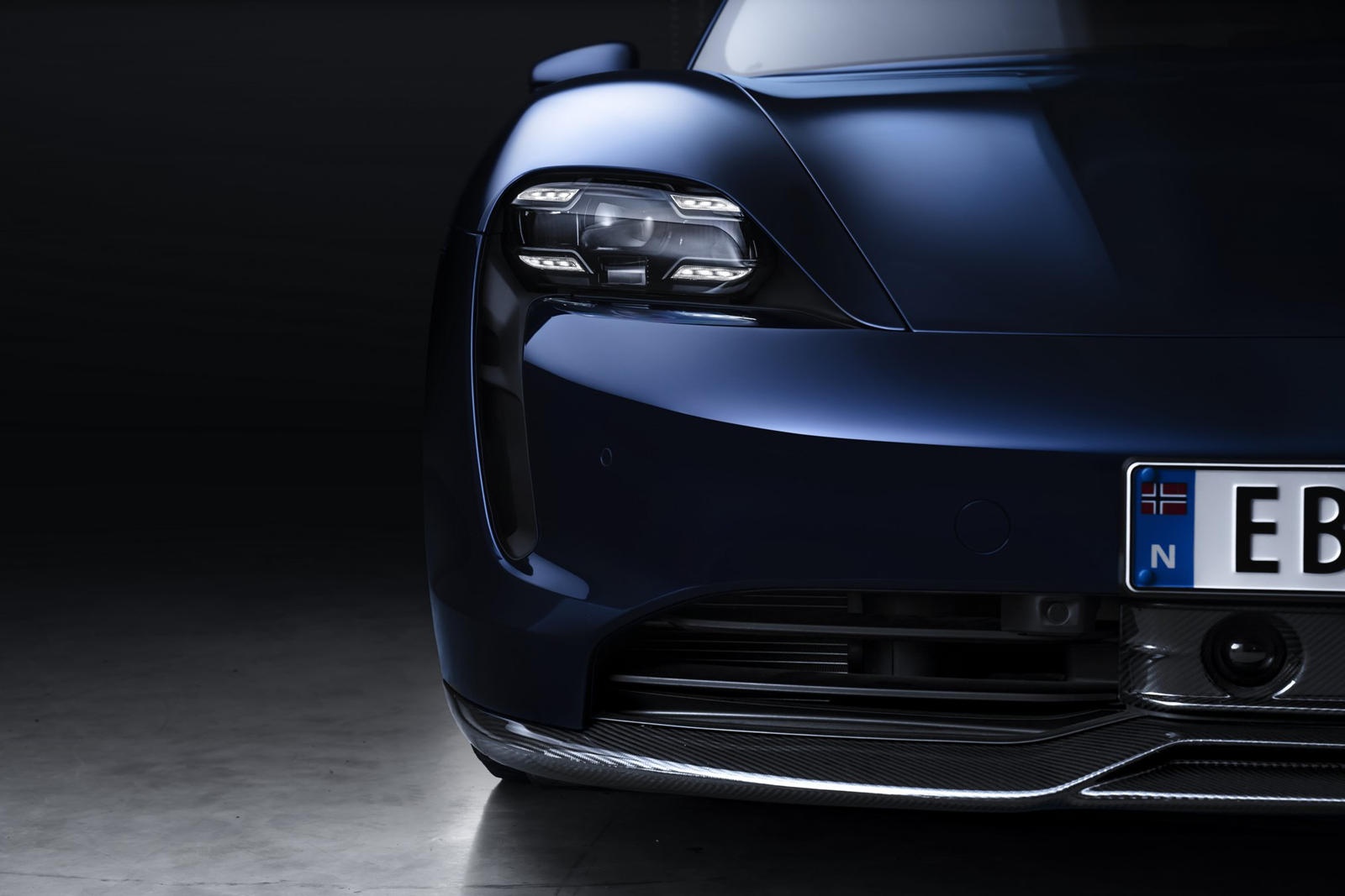 Porsche Taycan co goi nang cap soi carbon dau tien anh 3