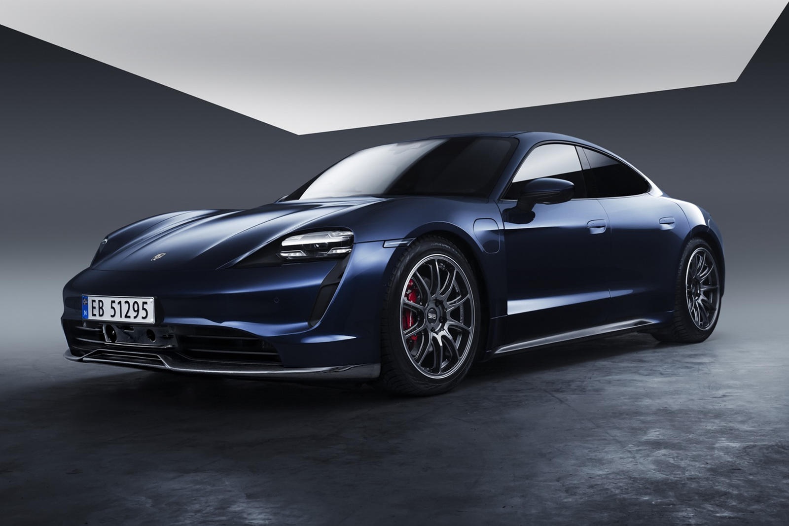 Porsche Taycan co goi nang cap ngoai that lam tu soi carbon hinh anh