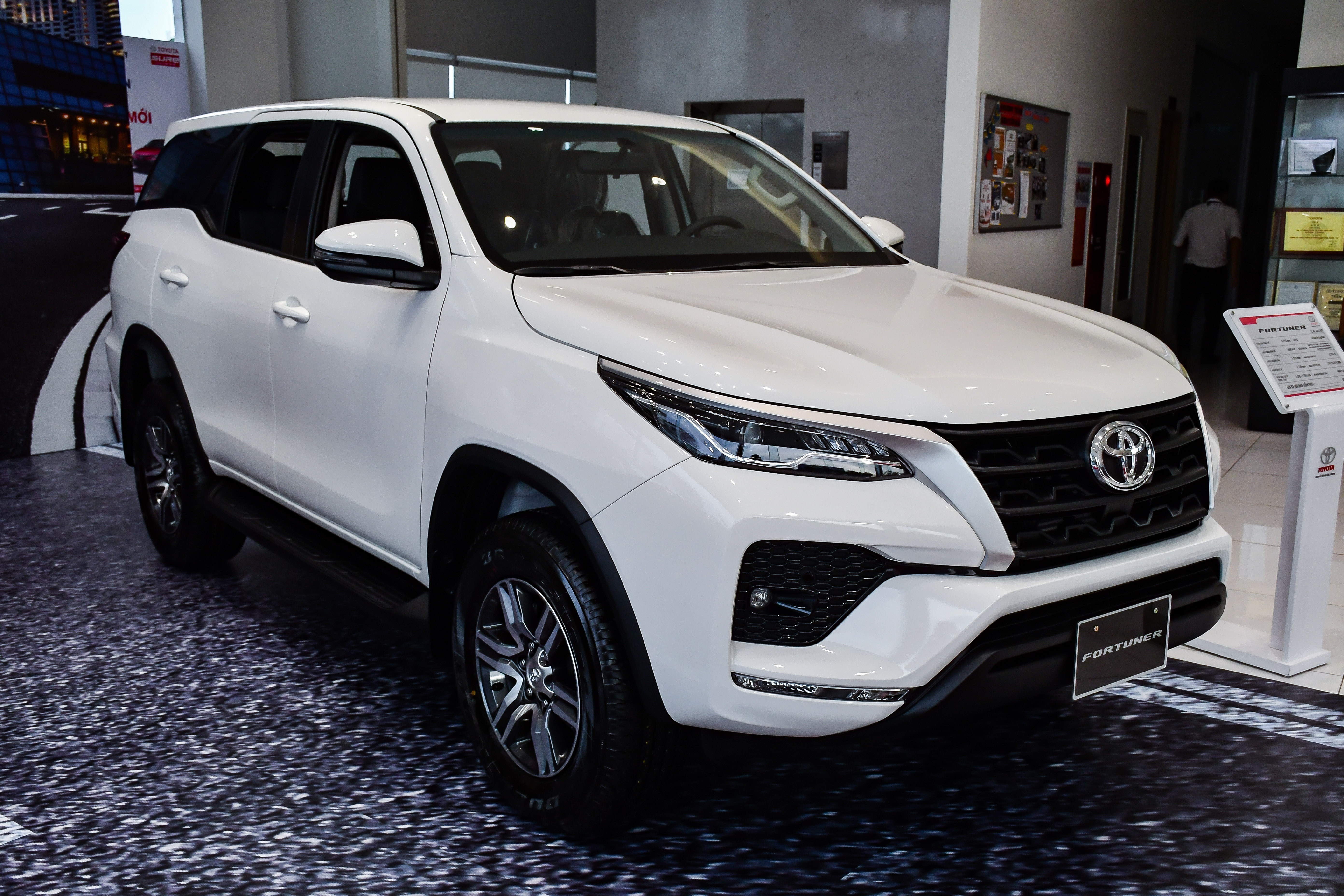 Toyota Fortuner vuot Hyundai Santa Fe trong thang 10 hinh anh