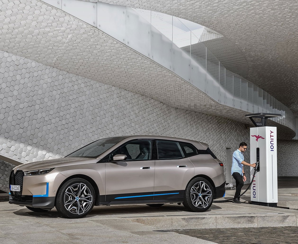 Chi tiet SUV chay dien BMW iX 2022 anh 16