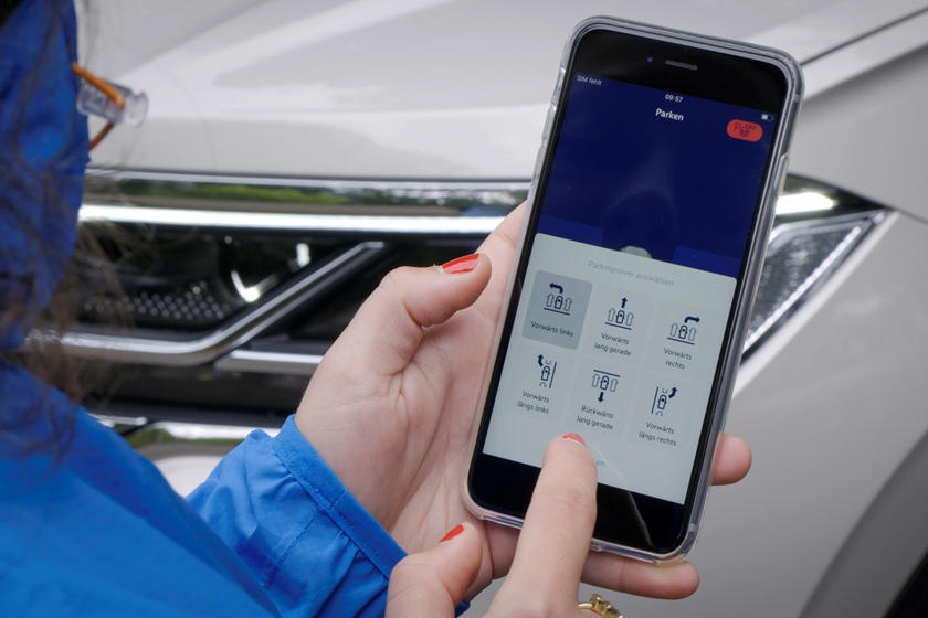 Xe Volkswagen co the dieu khien do tu xa bang smartphone hinh anh