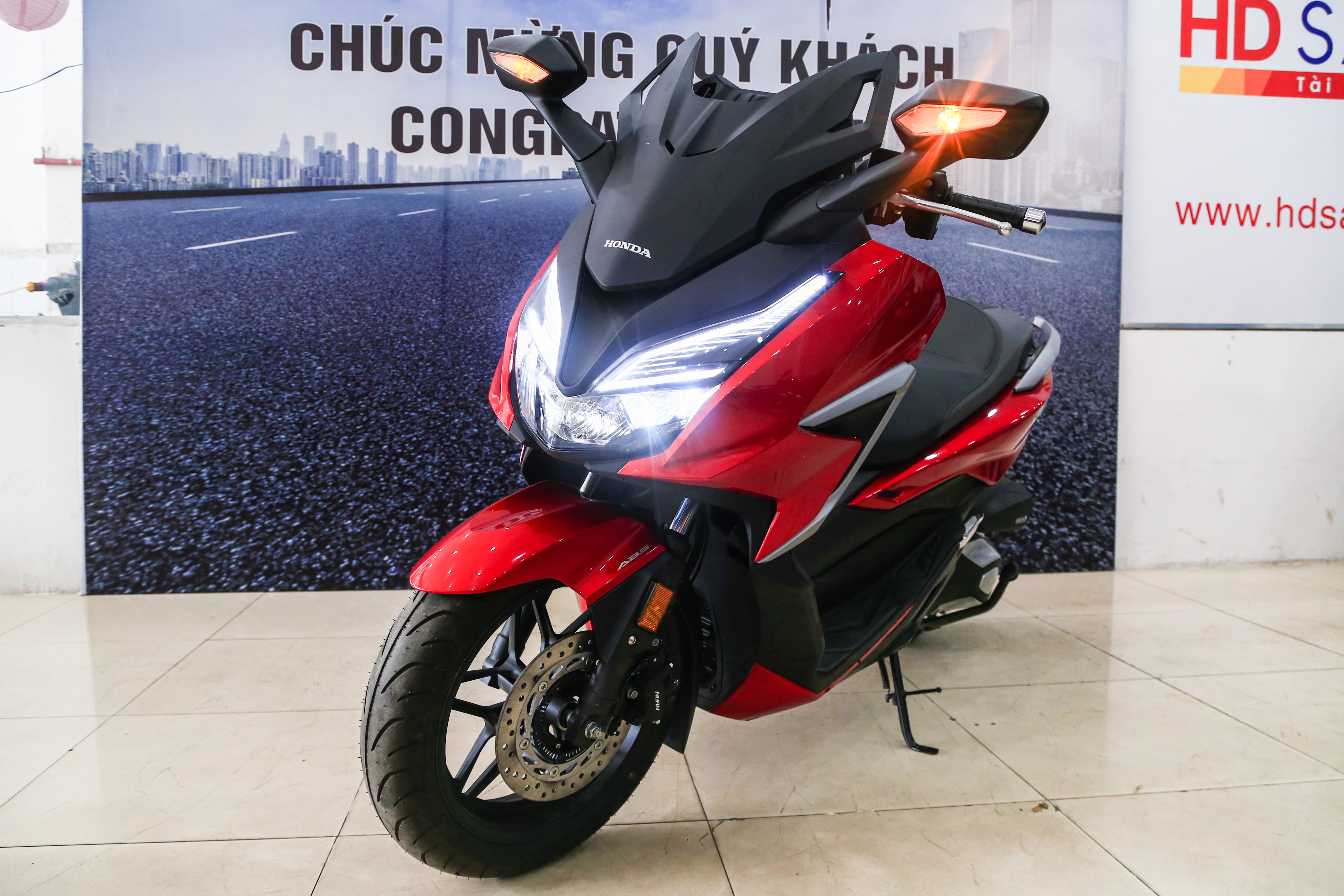 Honda Forza 350 dau tien tai VN,  gia 299 trieu dong anh 2