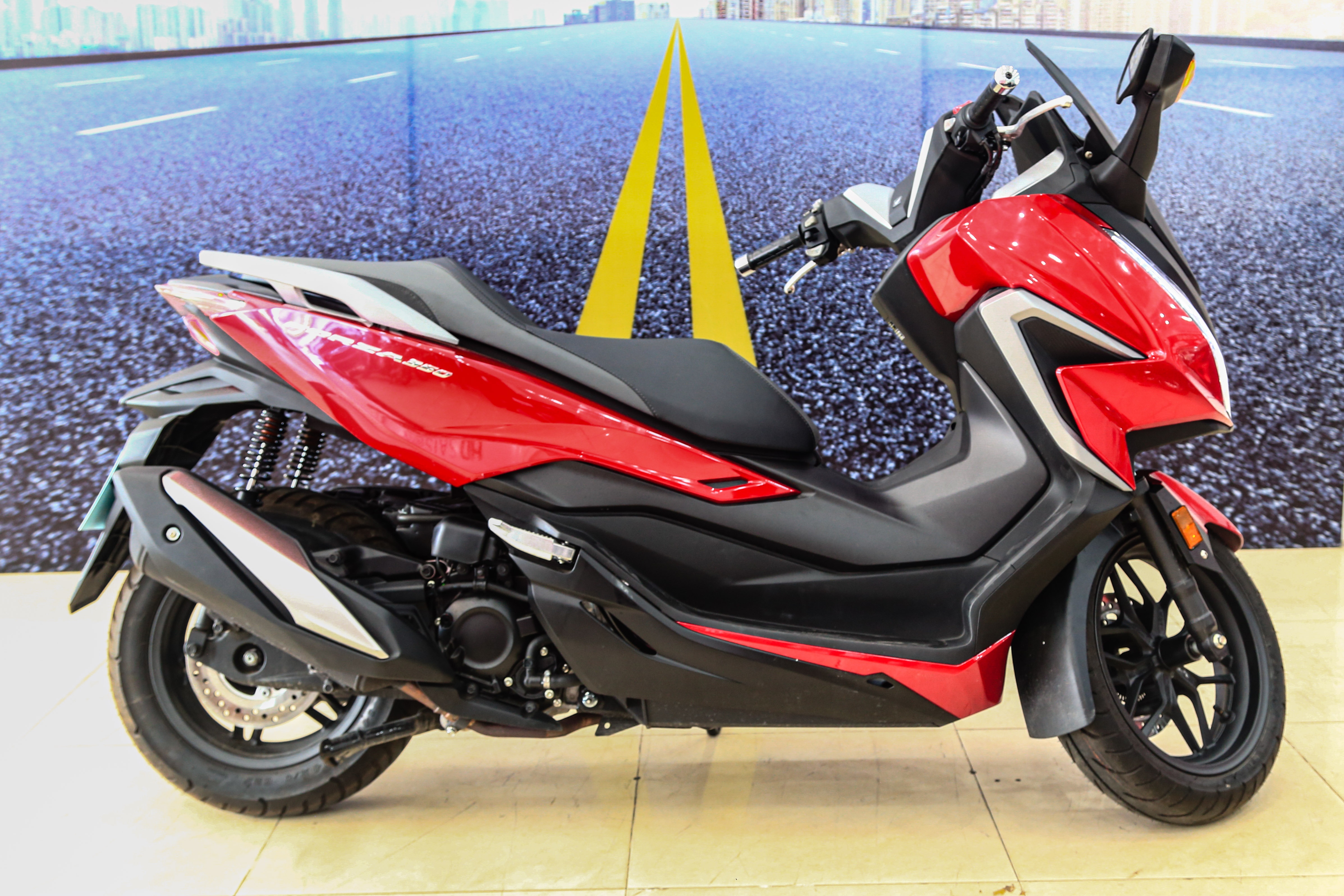 Honda Forza 350 dau tien tai VN,  gia 299 trieu dong anh 3