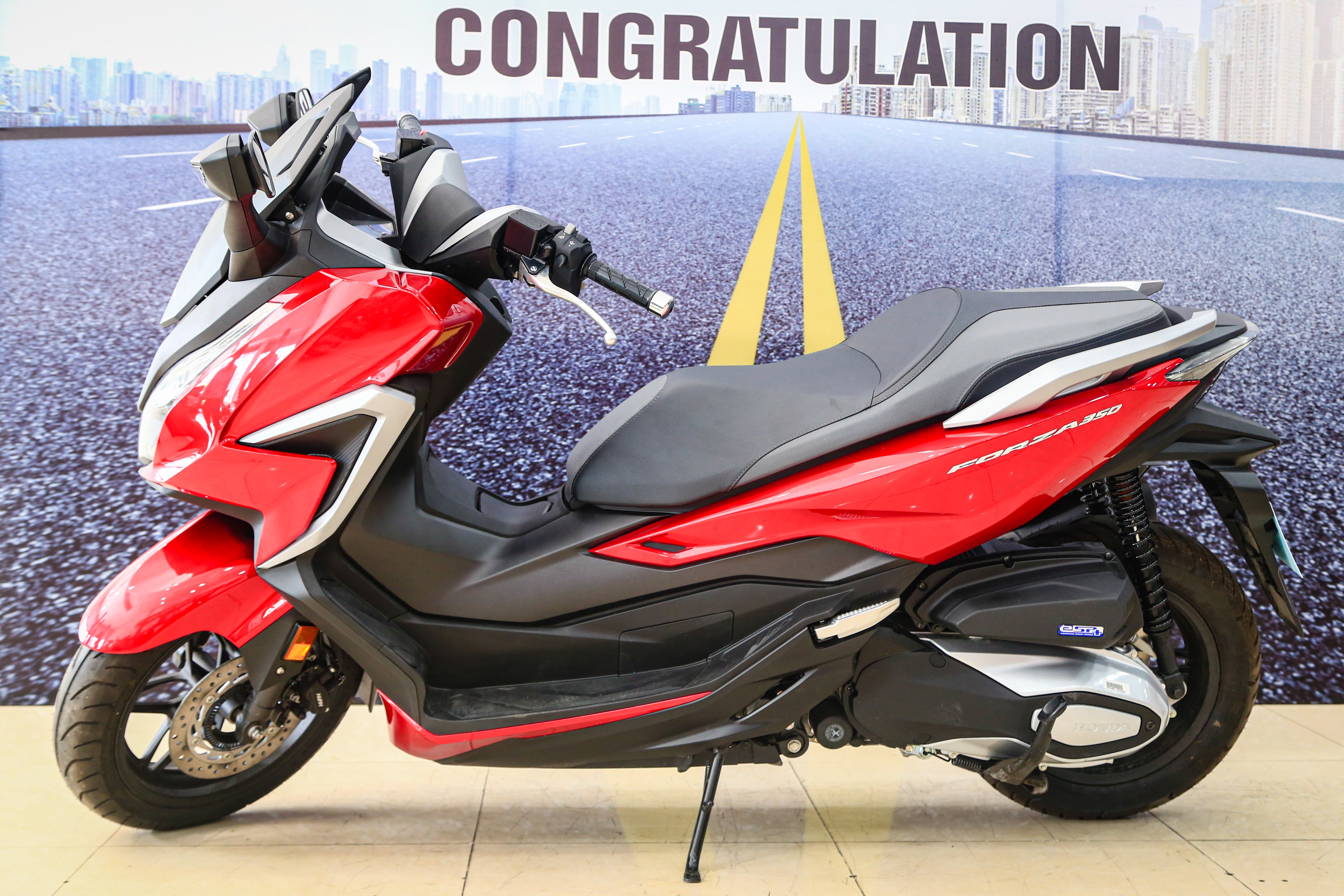 Honda Forza 350 dau tien tai VN,  gia 299 trieu dong anh 19