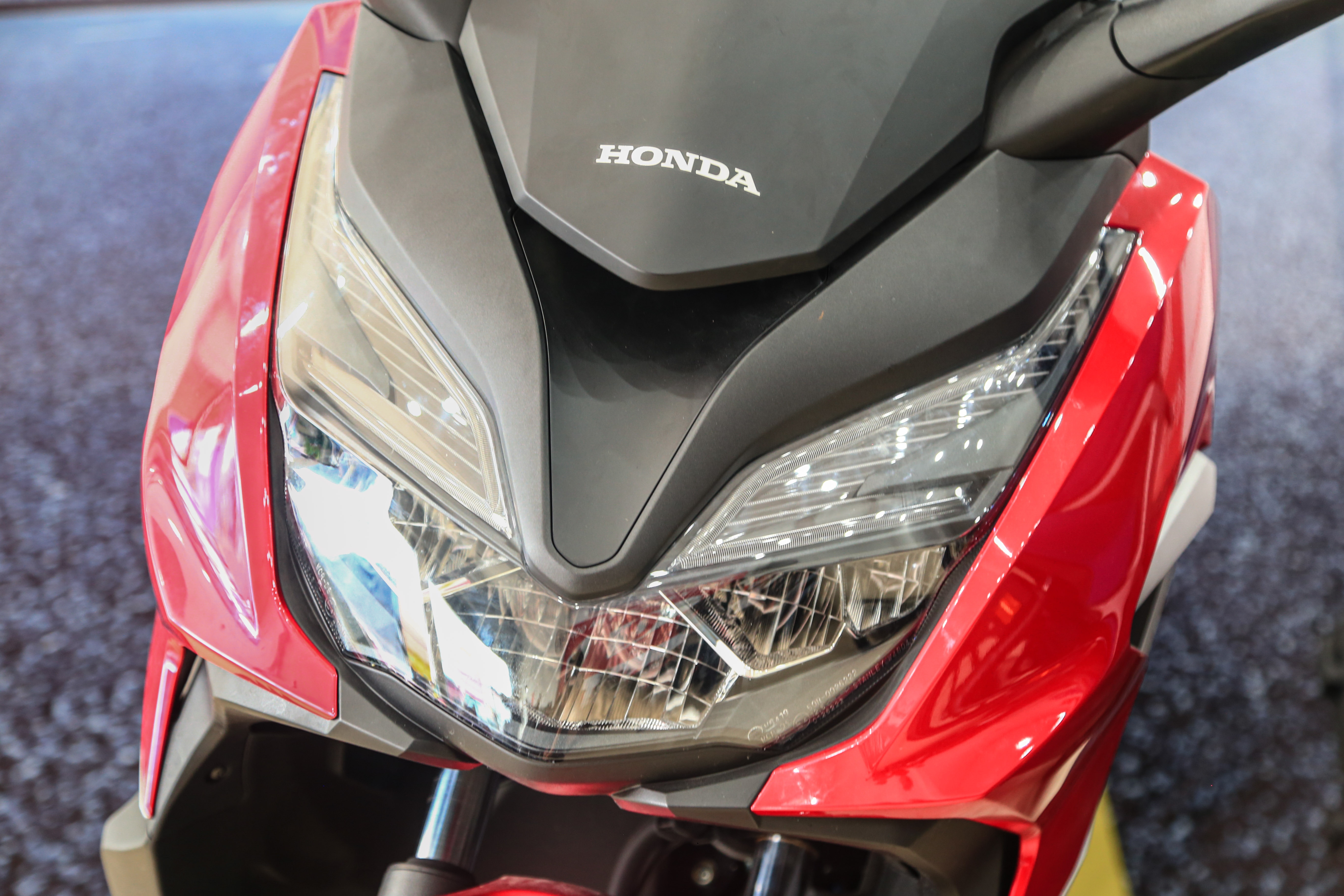 Honda Forza 350 dau tien tai VN,  gia 299 trieu dong anh 4