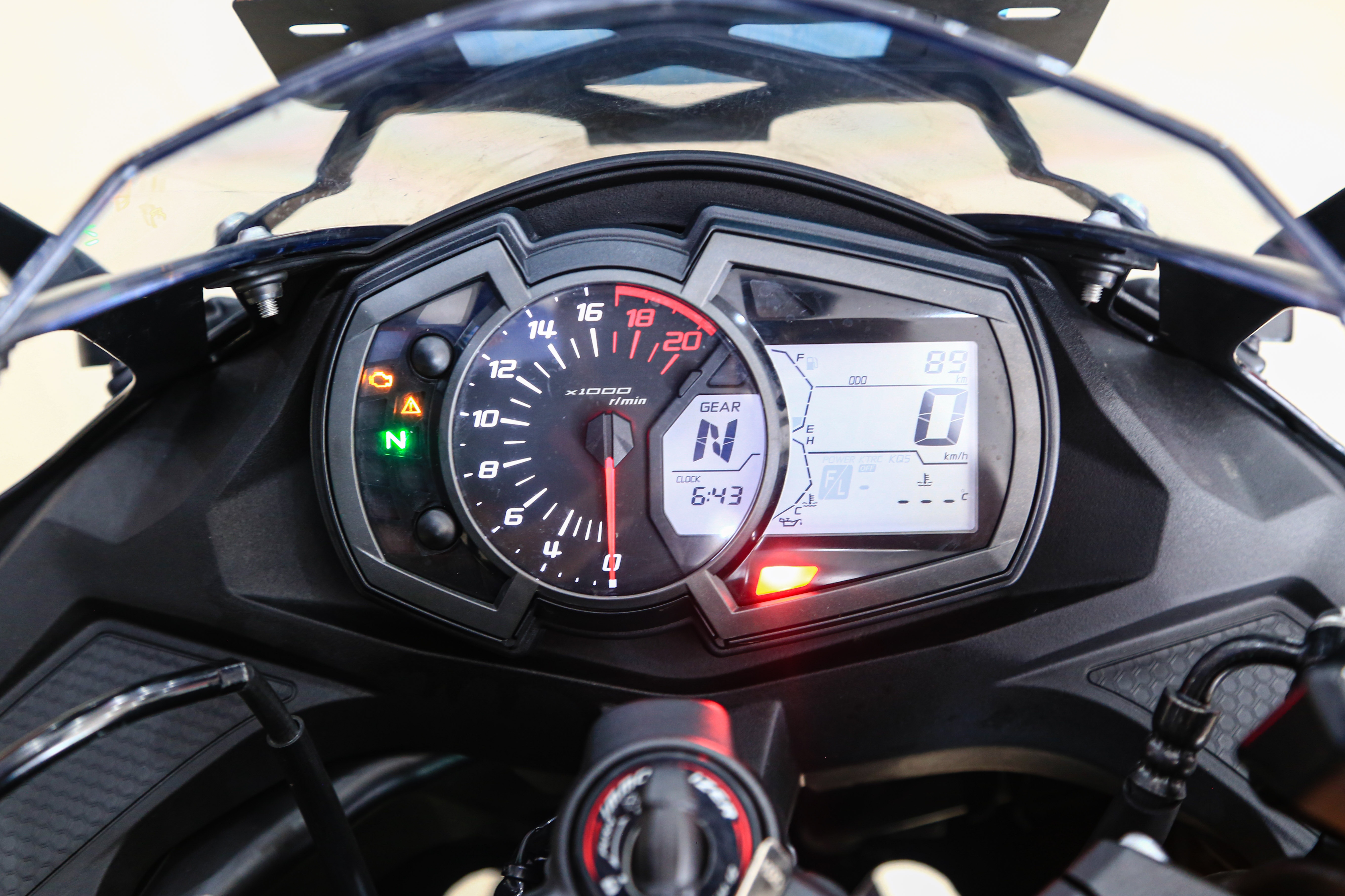 Chi tiet Kawasaki Ninja ZX-25R vua ve Viet Nam anh 4