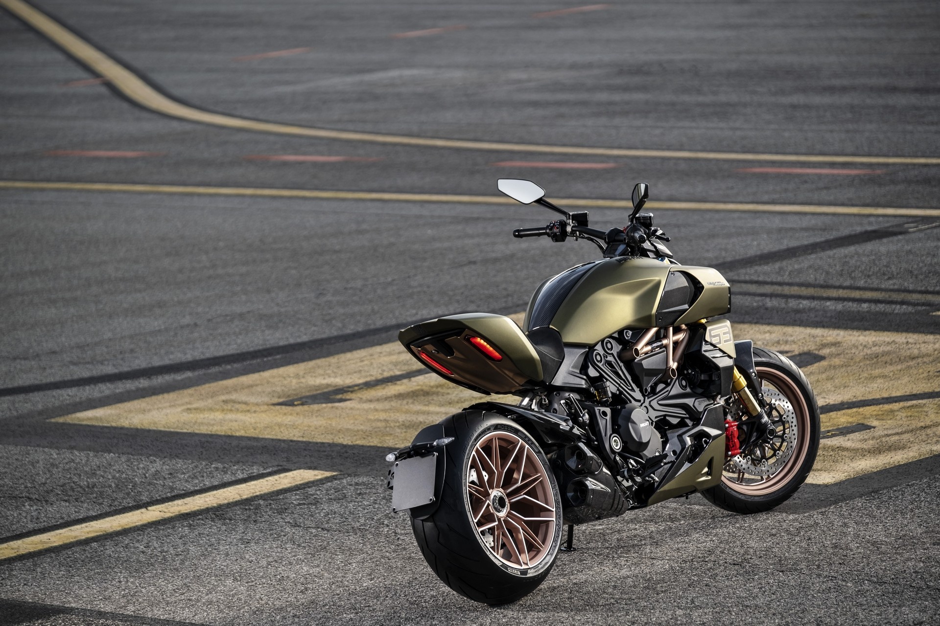 Ducati Diavel 1260 Lamborghini được giới thiệu ảnh 3 Ducati Diavel 1260 Lamborghini duoc gioi thieu anh 3