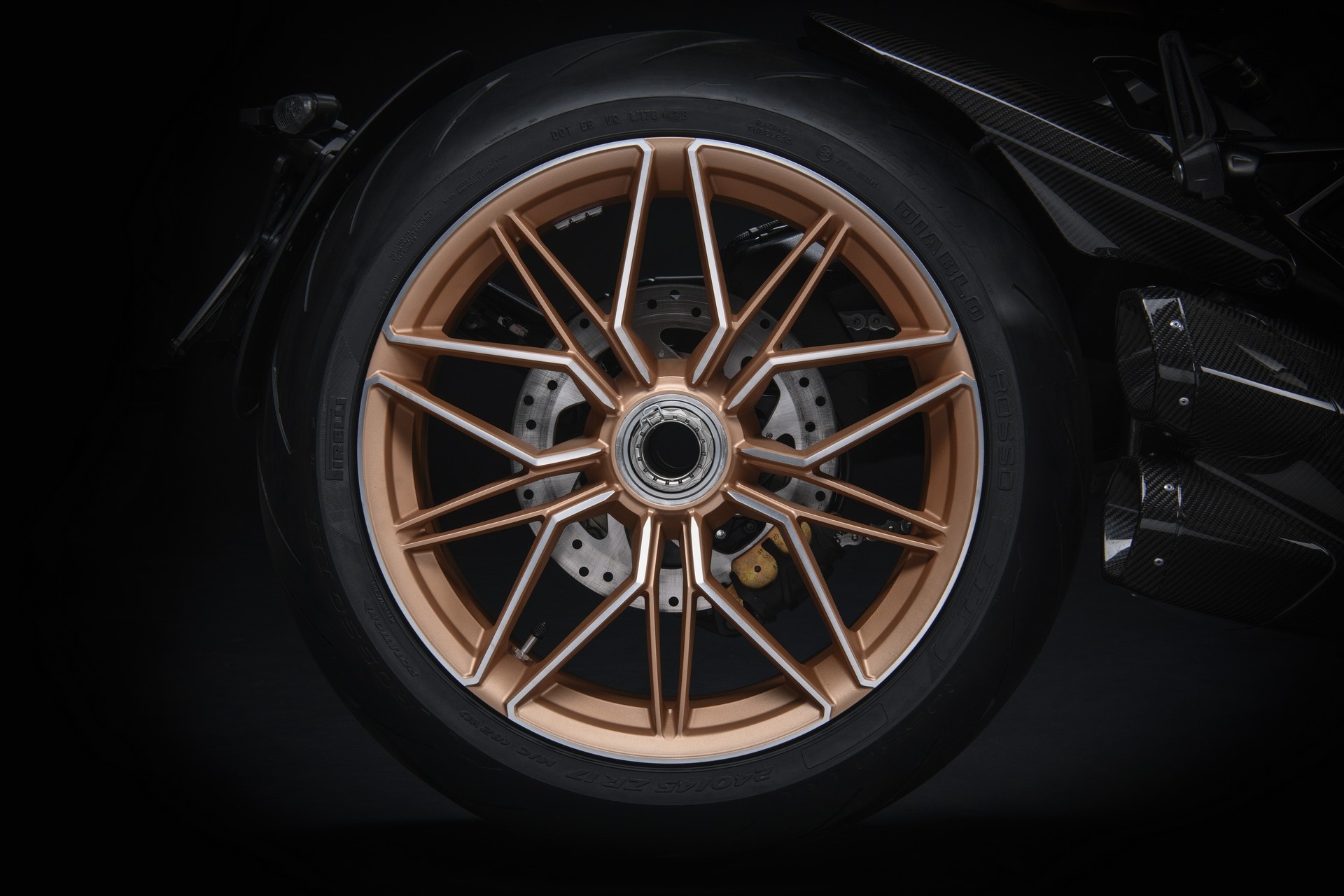 Ducati Diavel 1260 Lamborghini được giới thiệu ảnh 7 Ducati Diavel 1260 Lamborghini duoc gioi thieu anh 7