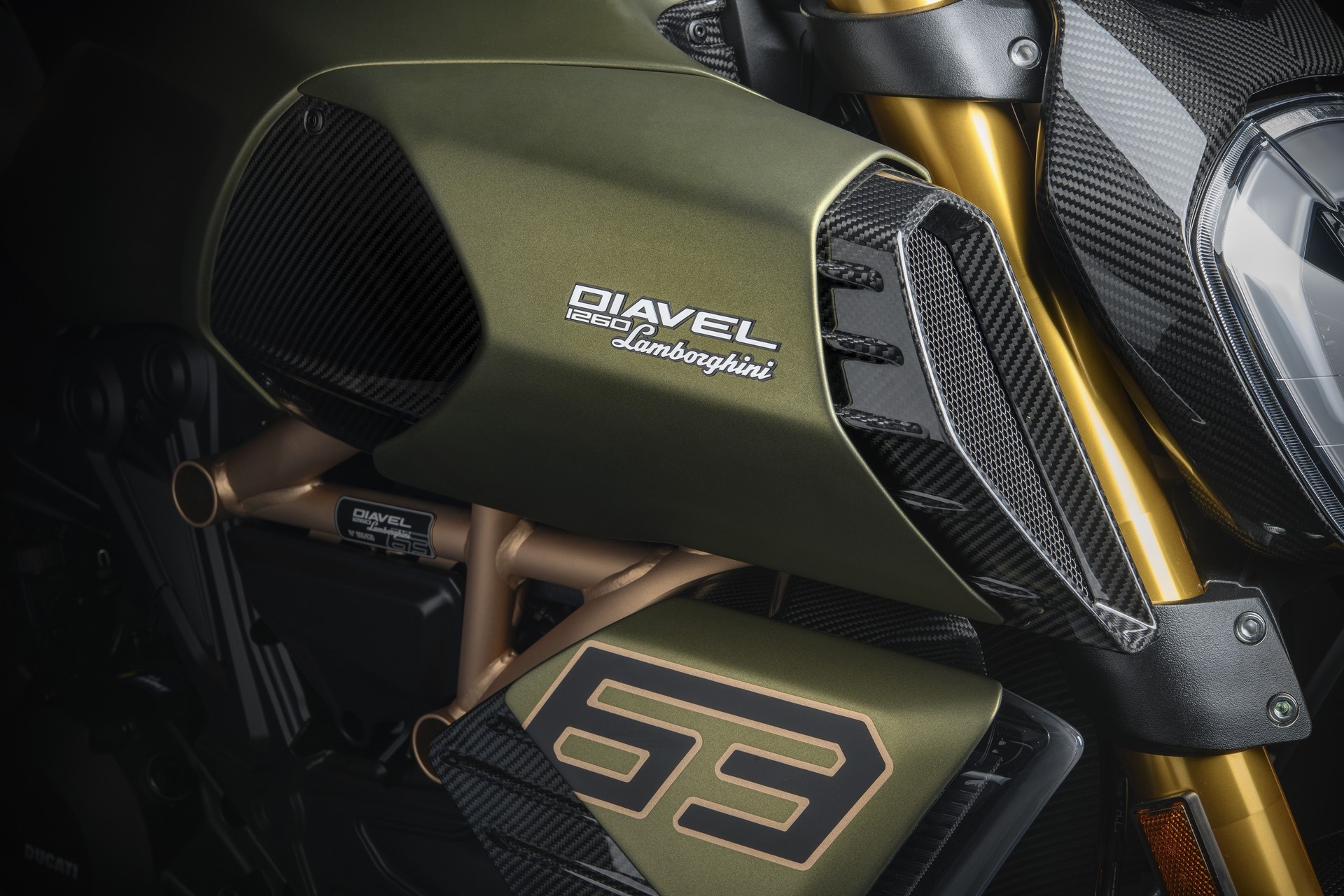 Ducati Diavel 1260 Lamborghini được giới thiệu ảnh 4 Ducati Diavel 1260 Lamborghini duoc gioi thieu anh 4