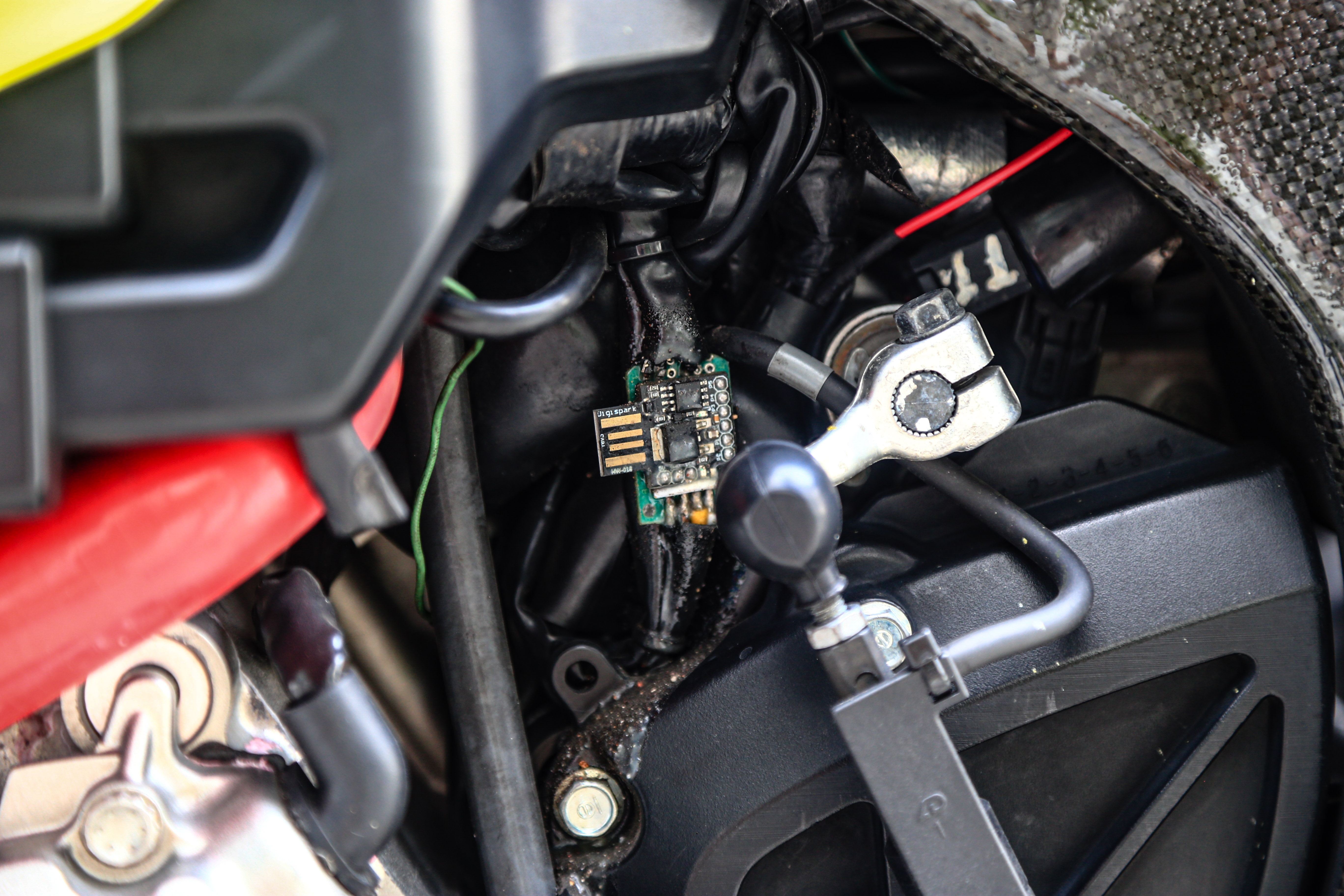 Yamaha R1 được độ hàng trăm triệu đồng tại TP.HCM ảnh 14 Yamaha R1 duoc do hang tram trieu dong tai TP.HCM anh 14