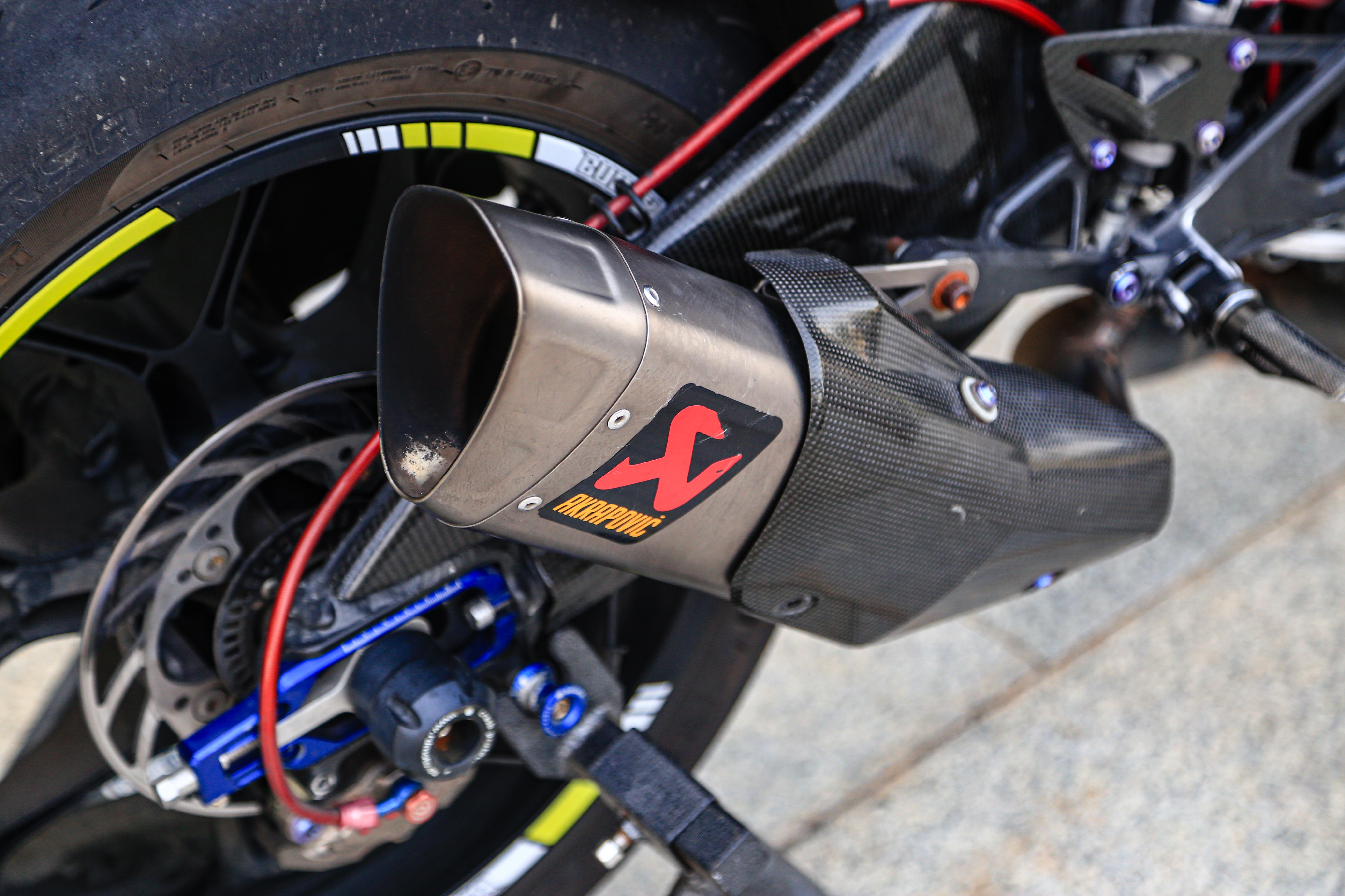 Yamaha R1 được độ hàng trăm triệu đồng tại TP.HCM ảnh 15 Yamaha R1 duoc do hang tram trieu dong tai TP.HCM anh 15