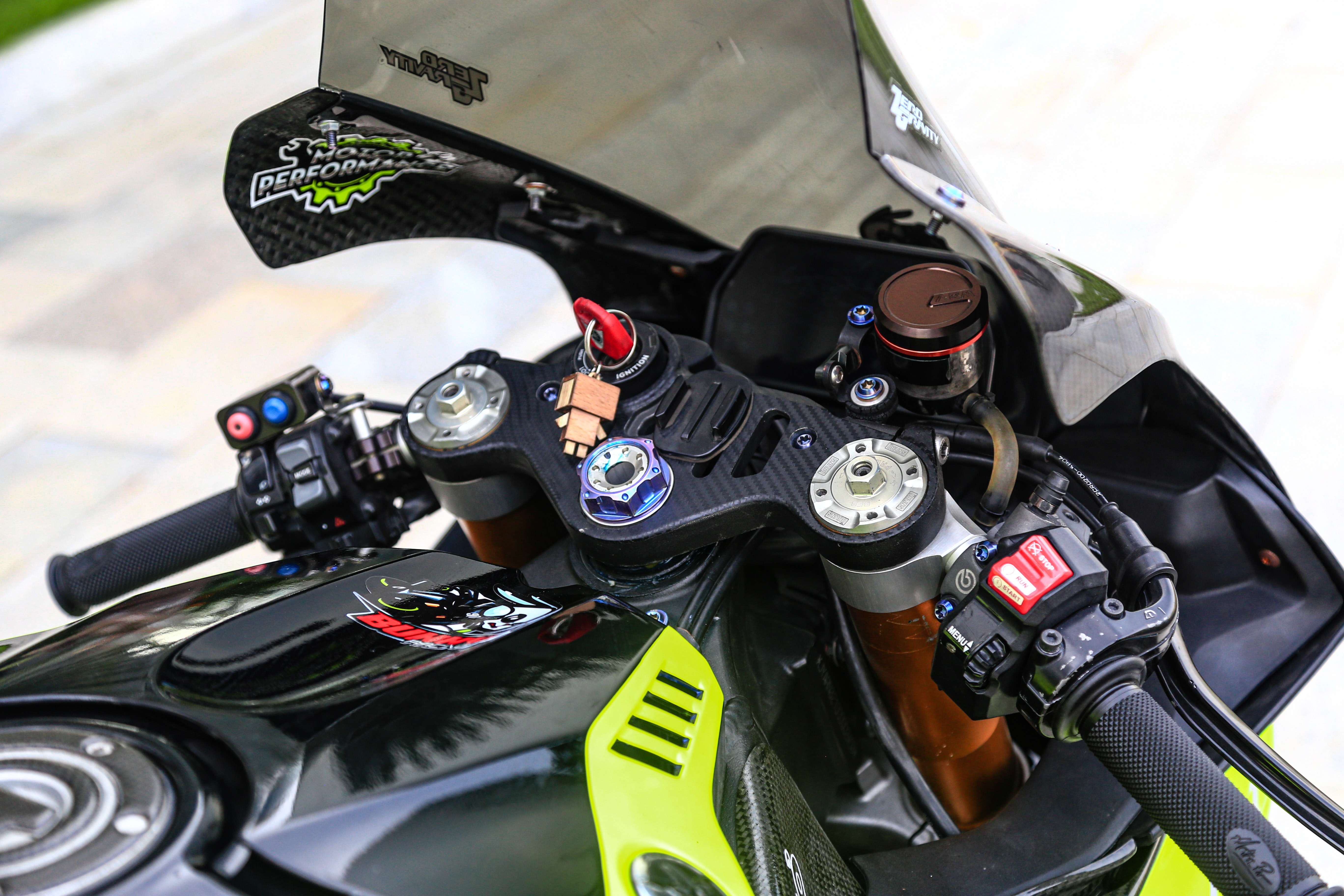 Yamaha R1 được độ hàng trăm triệu đồng tại TP.HCM ảnh 4 Yamaha R1 duoc do hang tram trieu dong tai TP.HCM anh 4