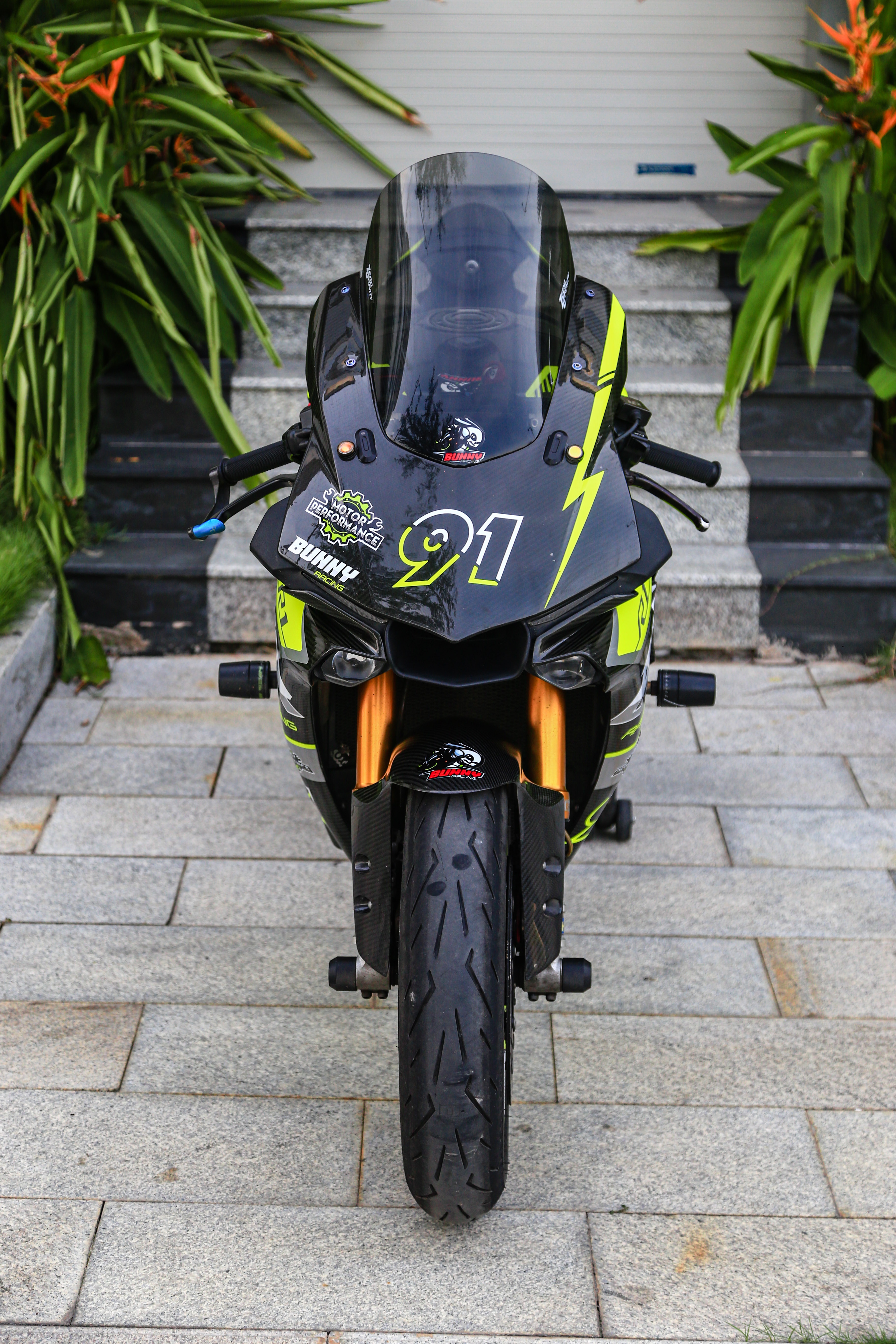 Yamaha R1 được độ hàng trăm triệu đồng tại TP.HCM ảnh 2 Yamaha R1 duoc do hang tram trieu dong tai TP.HCM anh 2