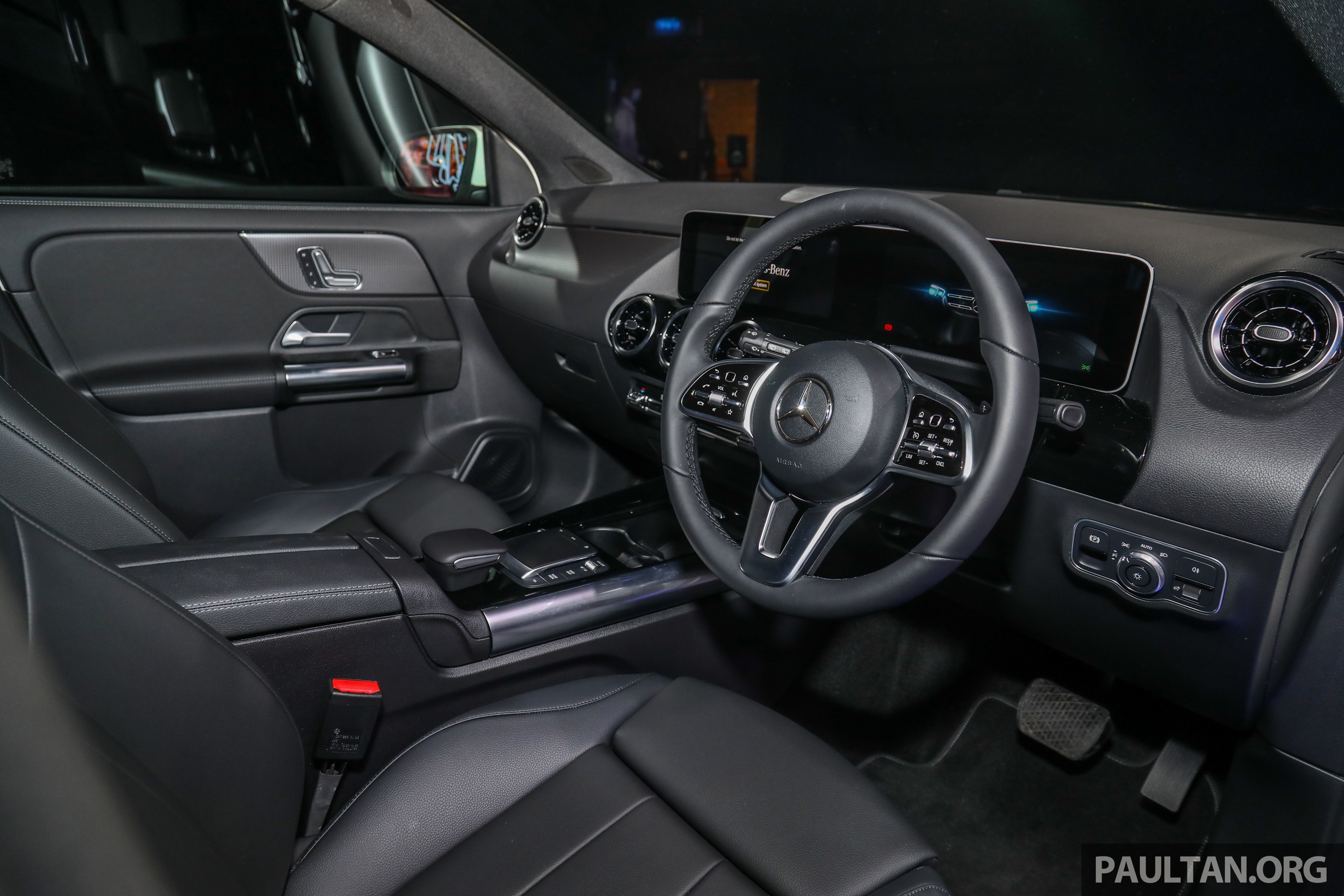 Mercedes-Benz GLA 2021 duoc ra mat tai Malaysia anh 9