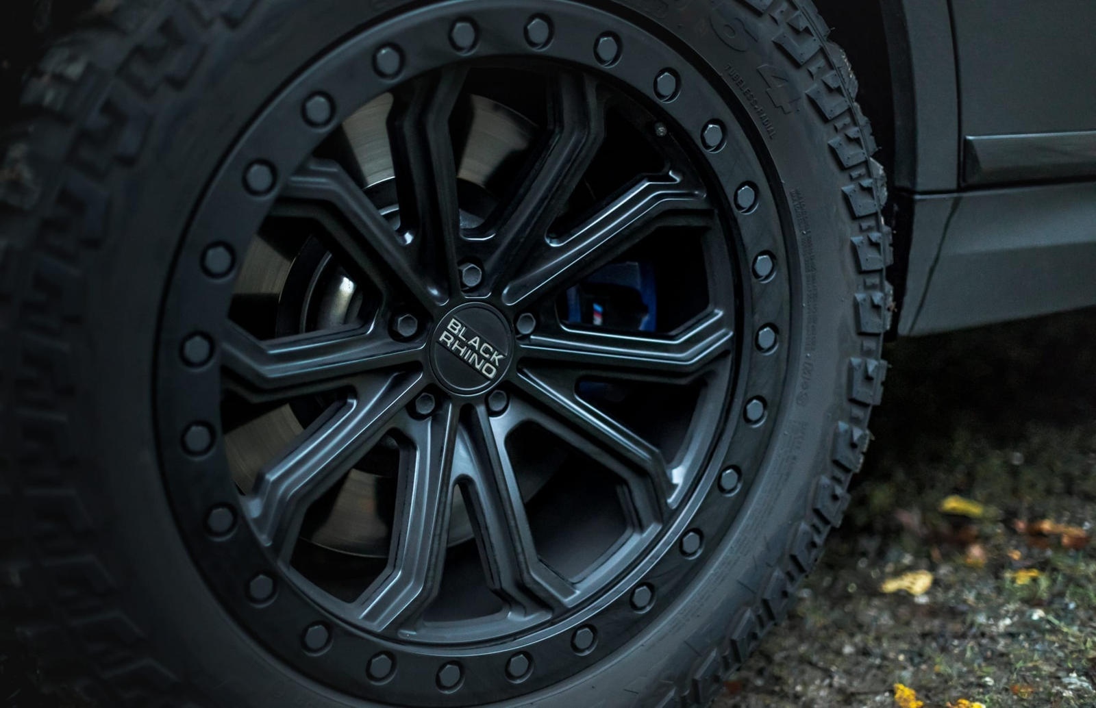 BMW X7 duoc do theo phong cach quan doi anh 4