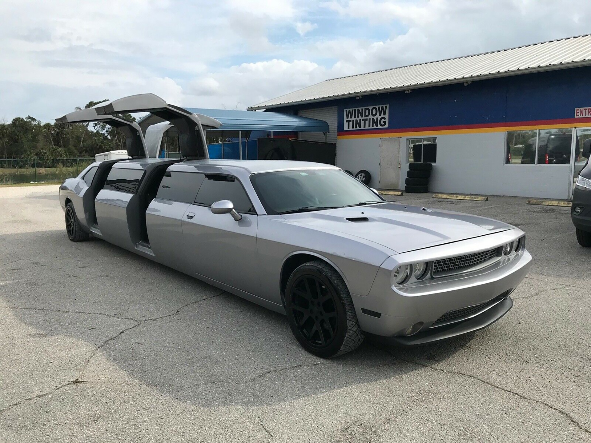 Dodge Challenger limousine hang hiem duoc rao ban voi gia 32.500 USD hinh anh