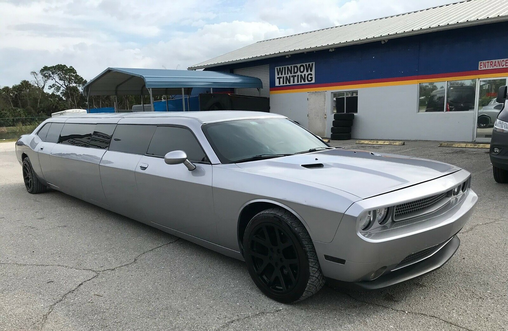 Dodge Challenger limousine gia 32.500 USD anh 1