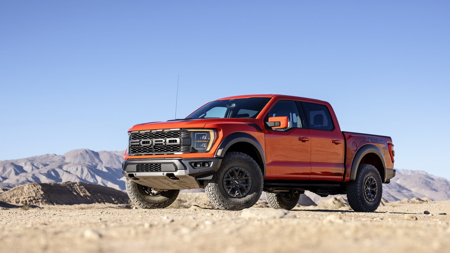 So sánh Ford F-150 Raptor và Ram 1500 TRX ảnh 2 So sanh Ford F-150 Raptor va Ram 1500 TRX anh 2