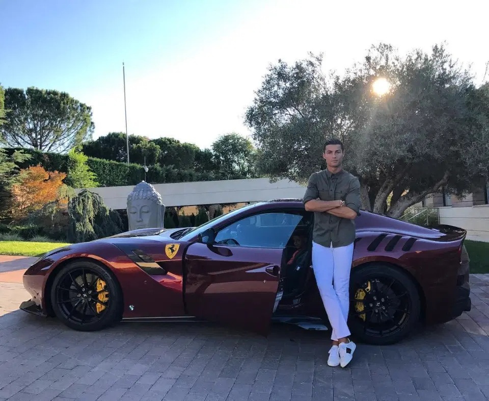 Ronaldo bo sung Ferrari Monza vao bo suu tap sieu xe anh 15