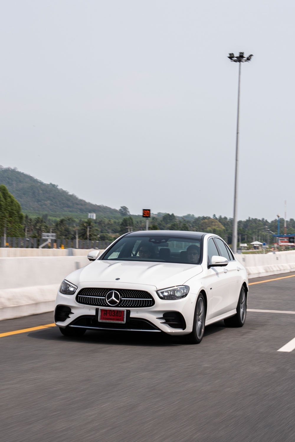 Mercedes-Benz E-Class 2021 ra mắt tại Thái Lan ảnh 11 Mercedes-Benz E-Class 2021 ra mat tai Thai Lan anh 11