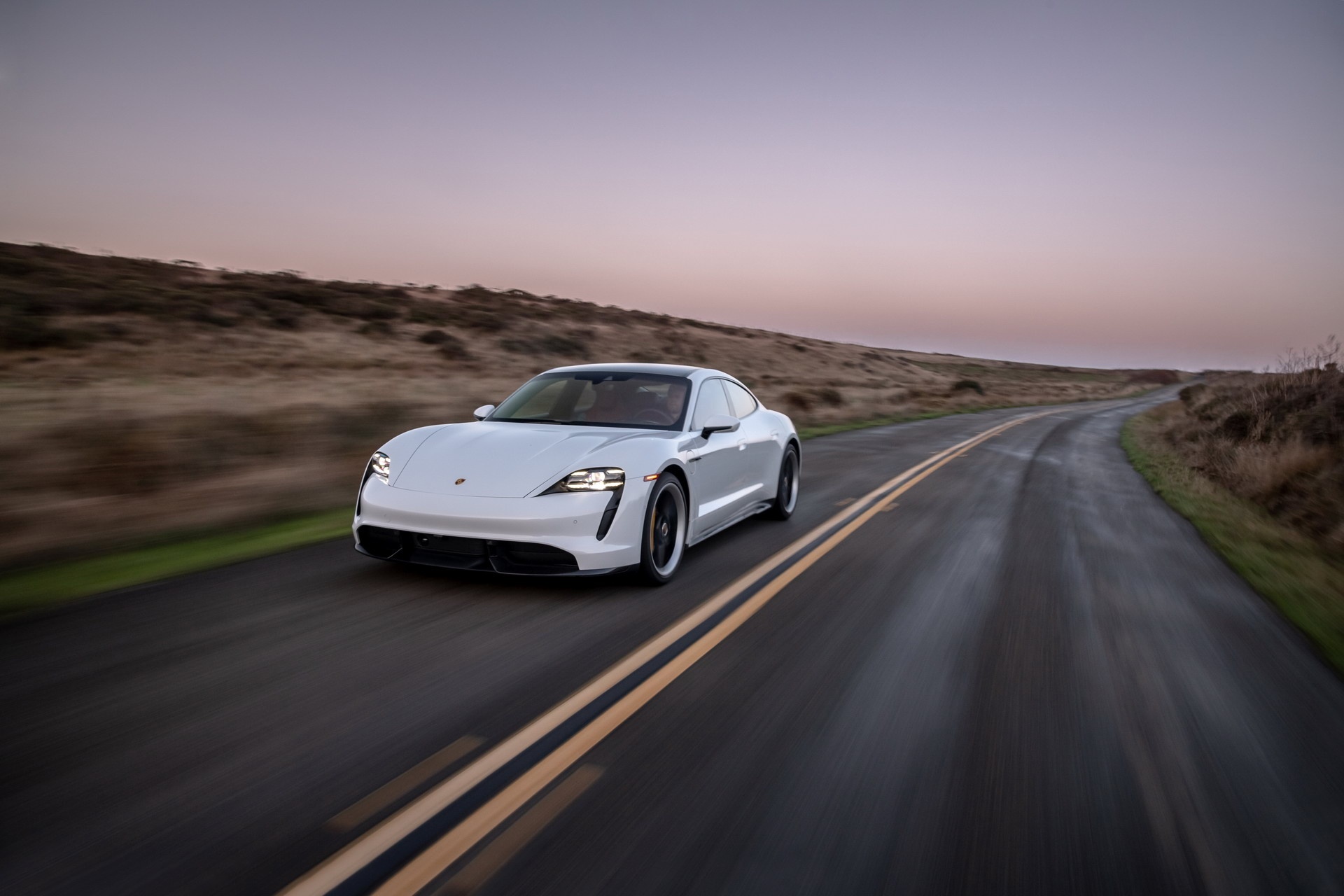 Toyota lo ngai su phat trien nhanh chong cua xe dien anh 1