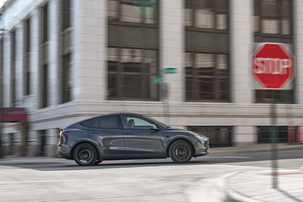 VinFast VF e34 dung o dau so voi Tesla Model Y anh 3