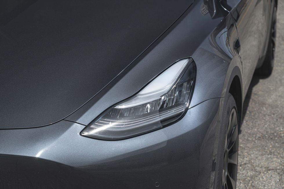 Cua mo dien tu tren oto dien Tesla bi dieu tra hinh anh