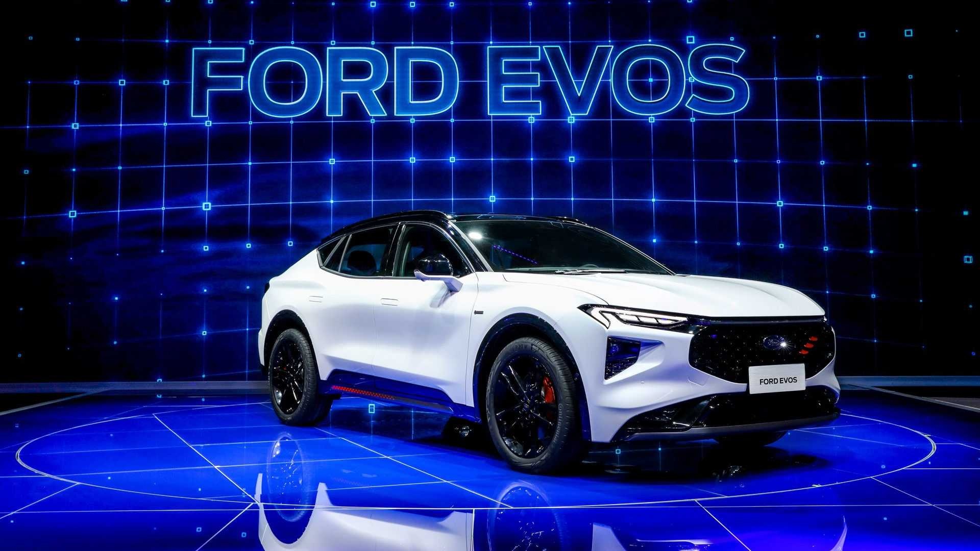 Ford Evos ra mat - tu hanh cap do 2, man hinh rong 1,1 m hinh anh