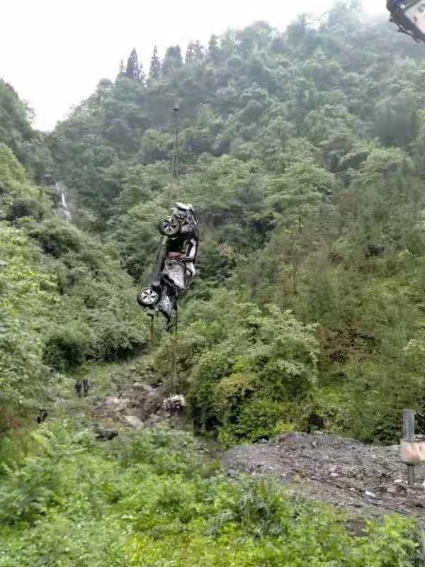 BAIC Beijing X7 roi xuong vuc 300 m,  hanh khach van song sot anh 3