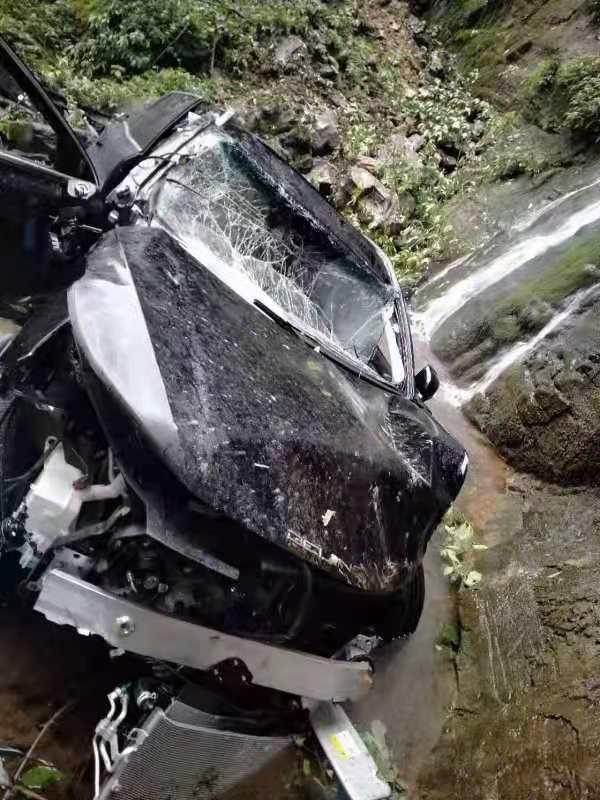 BAIC Beijing X7 roi xuong vuc 300 m,  hanh khach van song sot anh 4