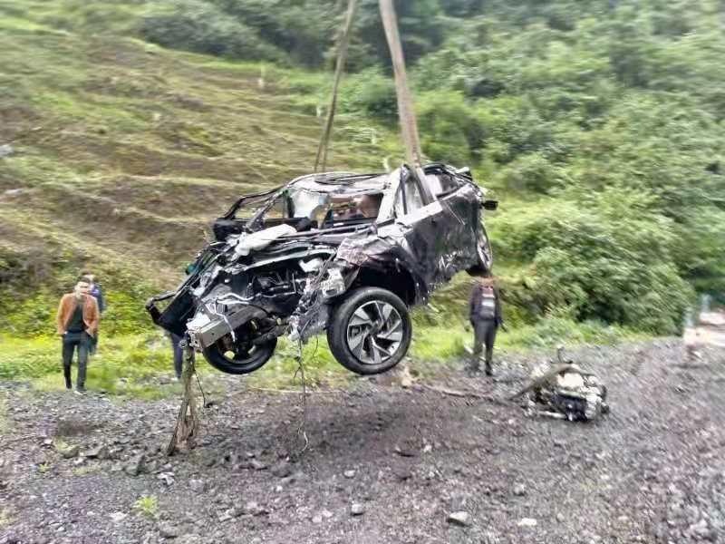 BAIC Beijing X7 roi xuong vuc 300 m,  hanh khach van song sot anh 2