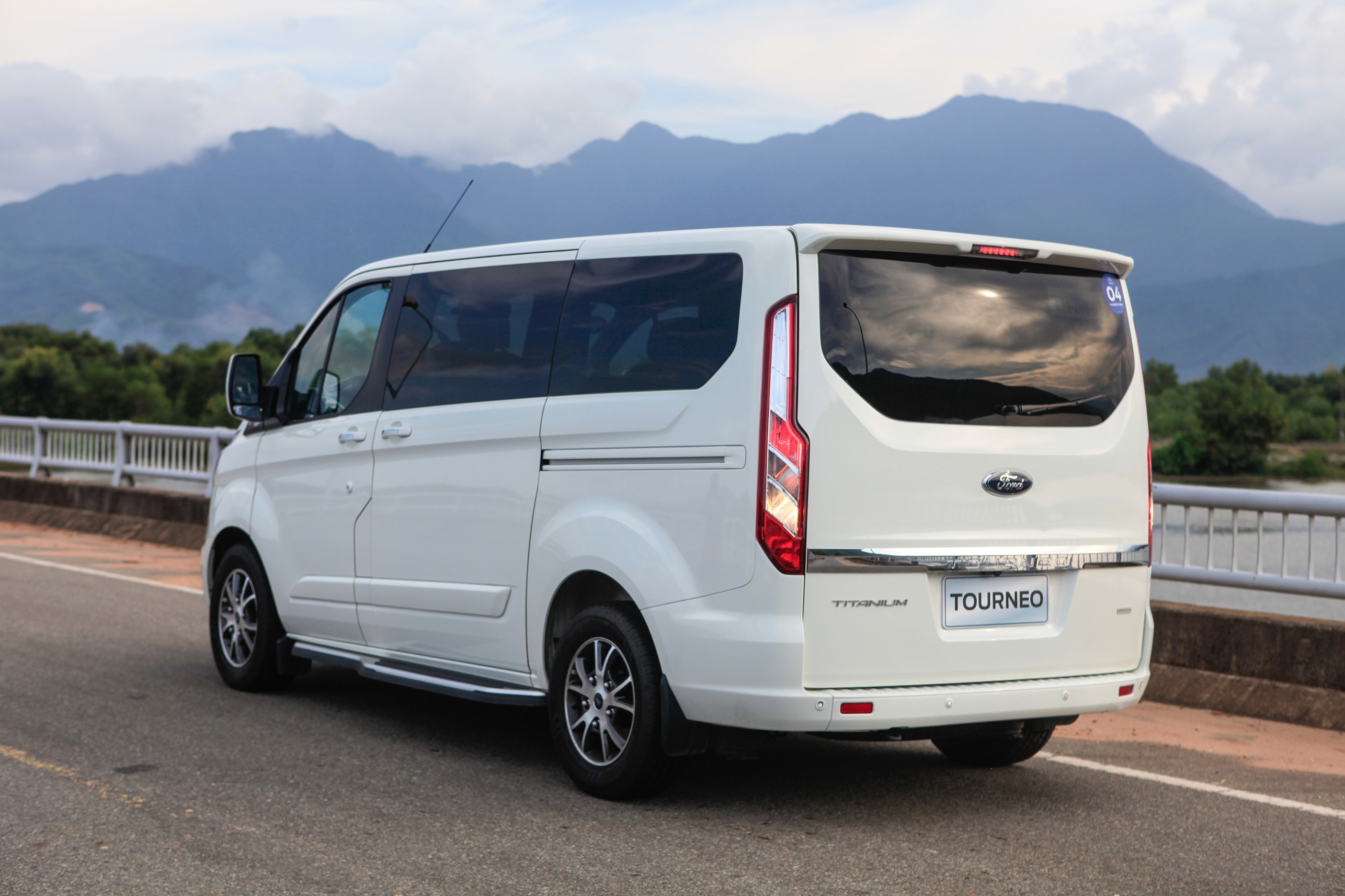 Ford Tourneo bi dung san xuat tai Viet Nam hinh anh