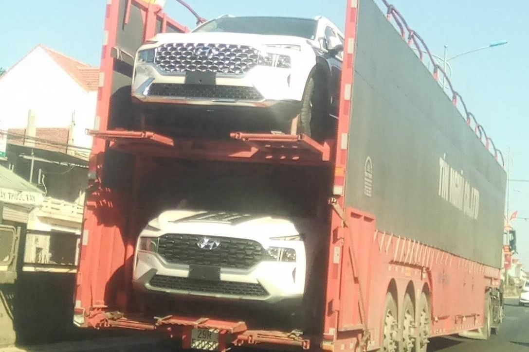 Hinh anh Hyundai Santa Fe 2021 tren duong ve dai ly hinh anh