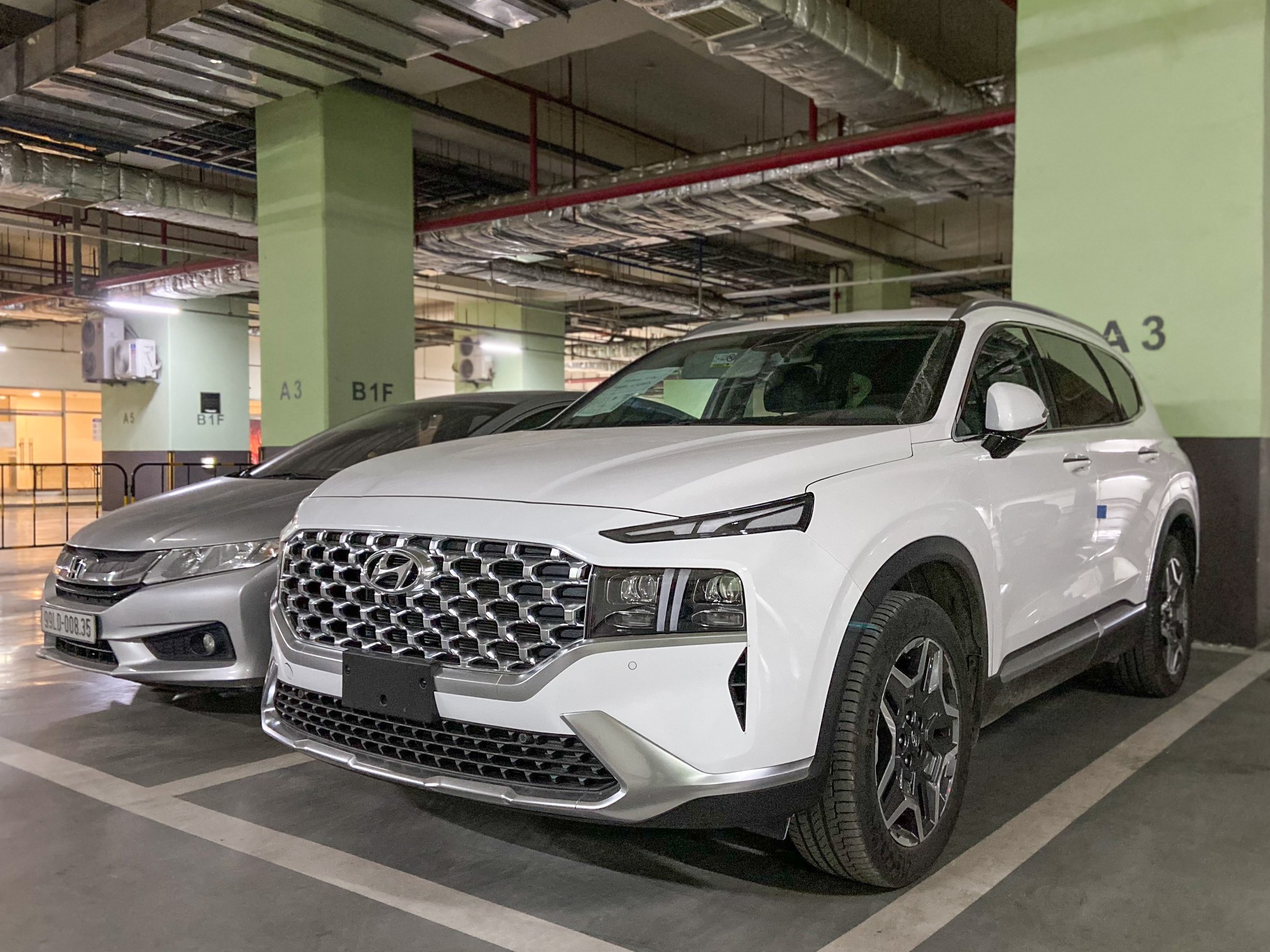 Hyundai Santa Fe 2021 dang tren duong ve dai ly anh 3