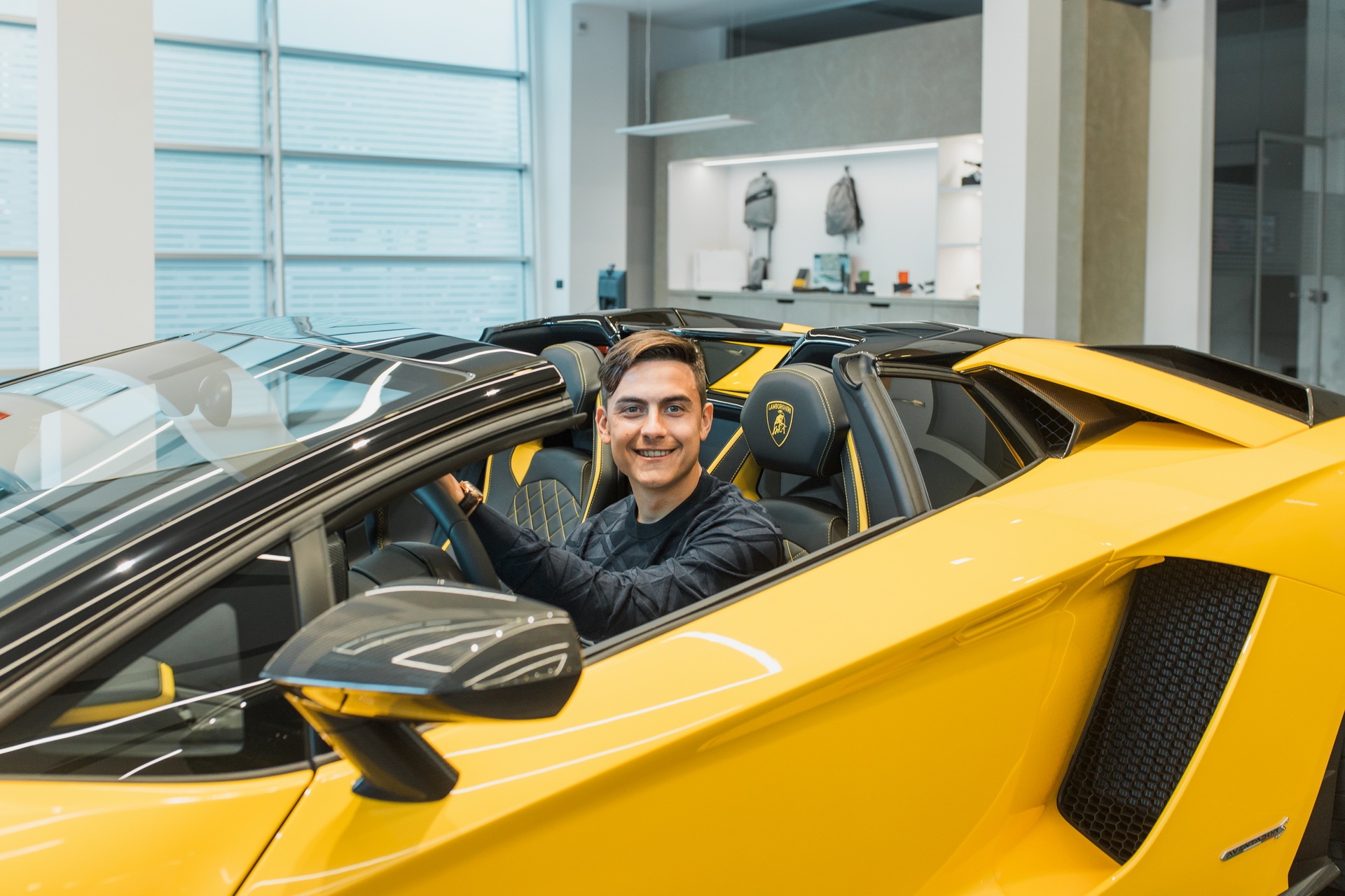 Chi tiet sieu xe Lamborghini Aventador S Roadster cua Paulo Dybala hinh anh