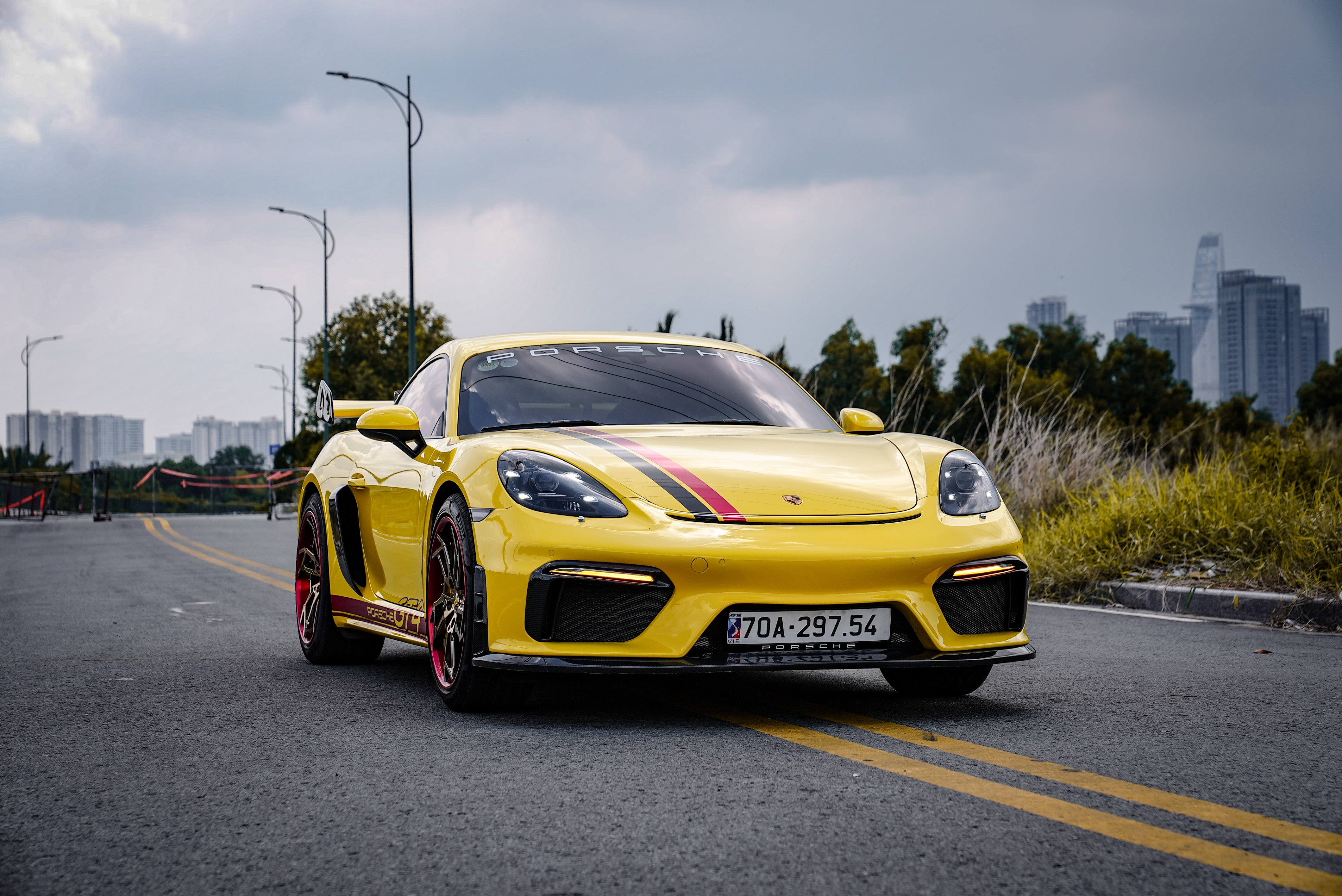 Porsche 718 Cayman do GT4 manh 405 ma luc tai TP.HCM hinh anh