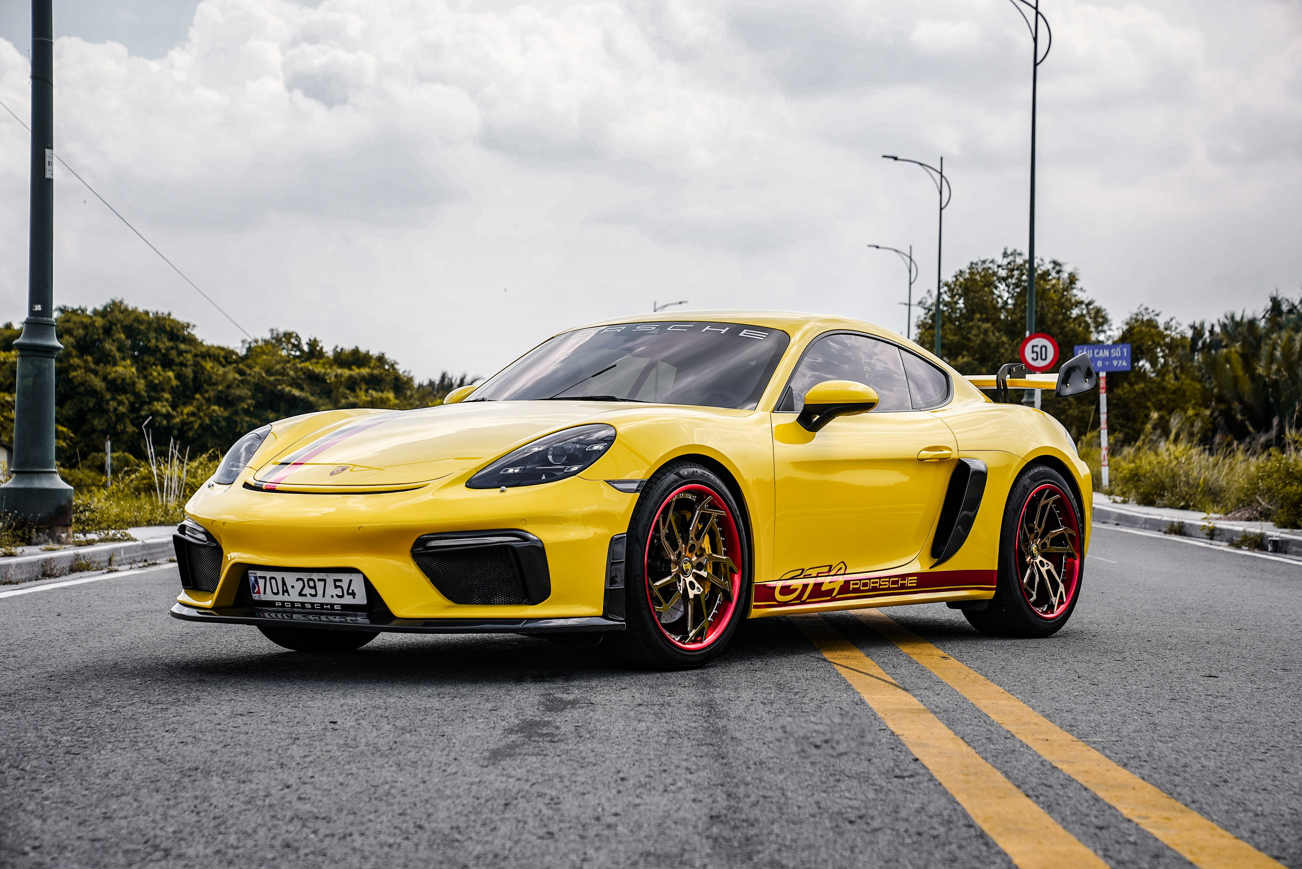 Porsche 718 Cayman 2020 độ GT4 tại TP.HCM ảnh 1 Porsche 718 Cayman 2020 do GT4 tai TP.HCM anh 1