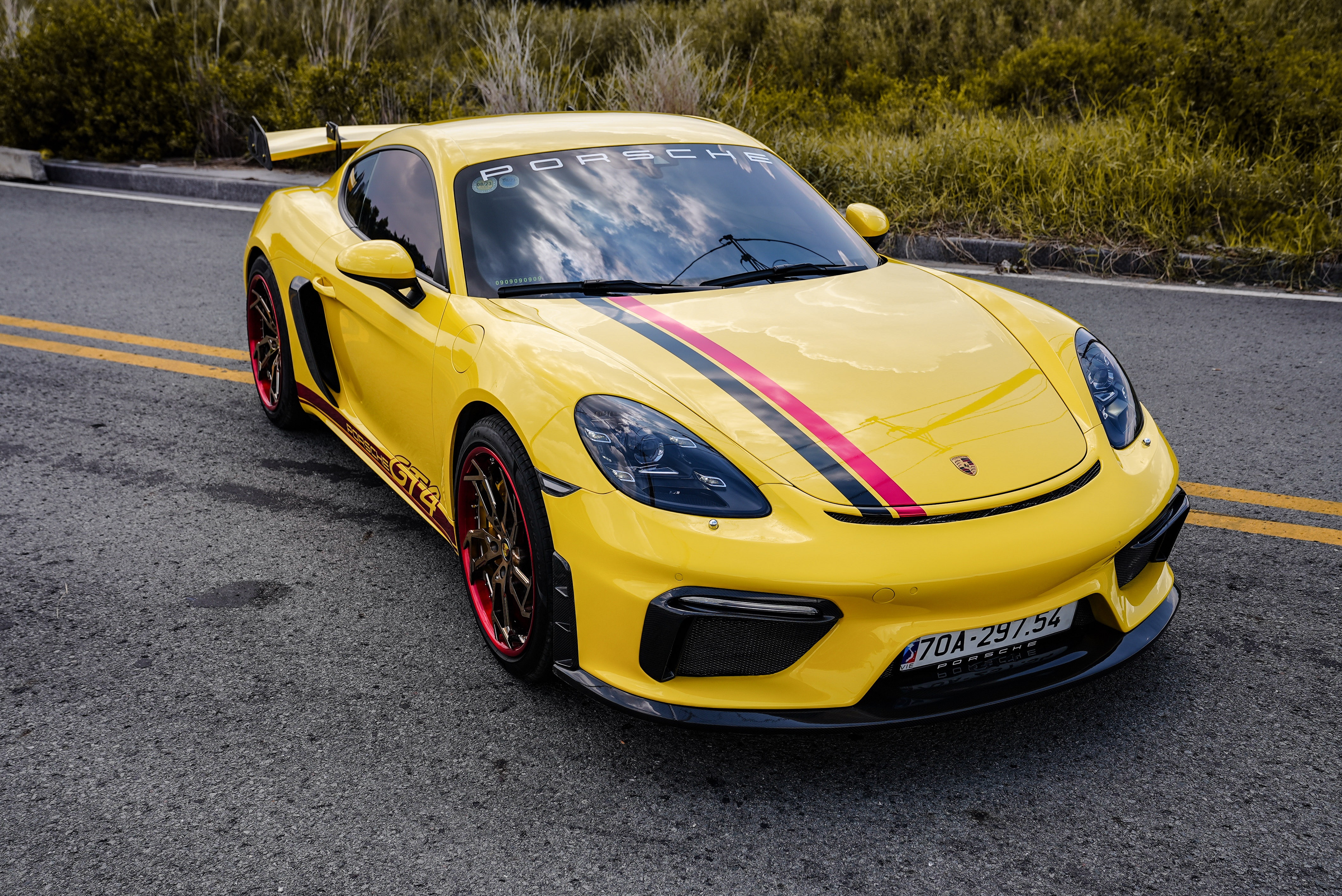 Porsche 718 Cayman 2020 độ GT4 tại TP.HCM ảnh 17 Porsche 718 Cayman 2020 do GT4 tai TP.HCM anh 17