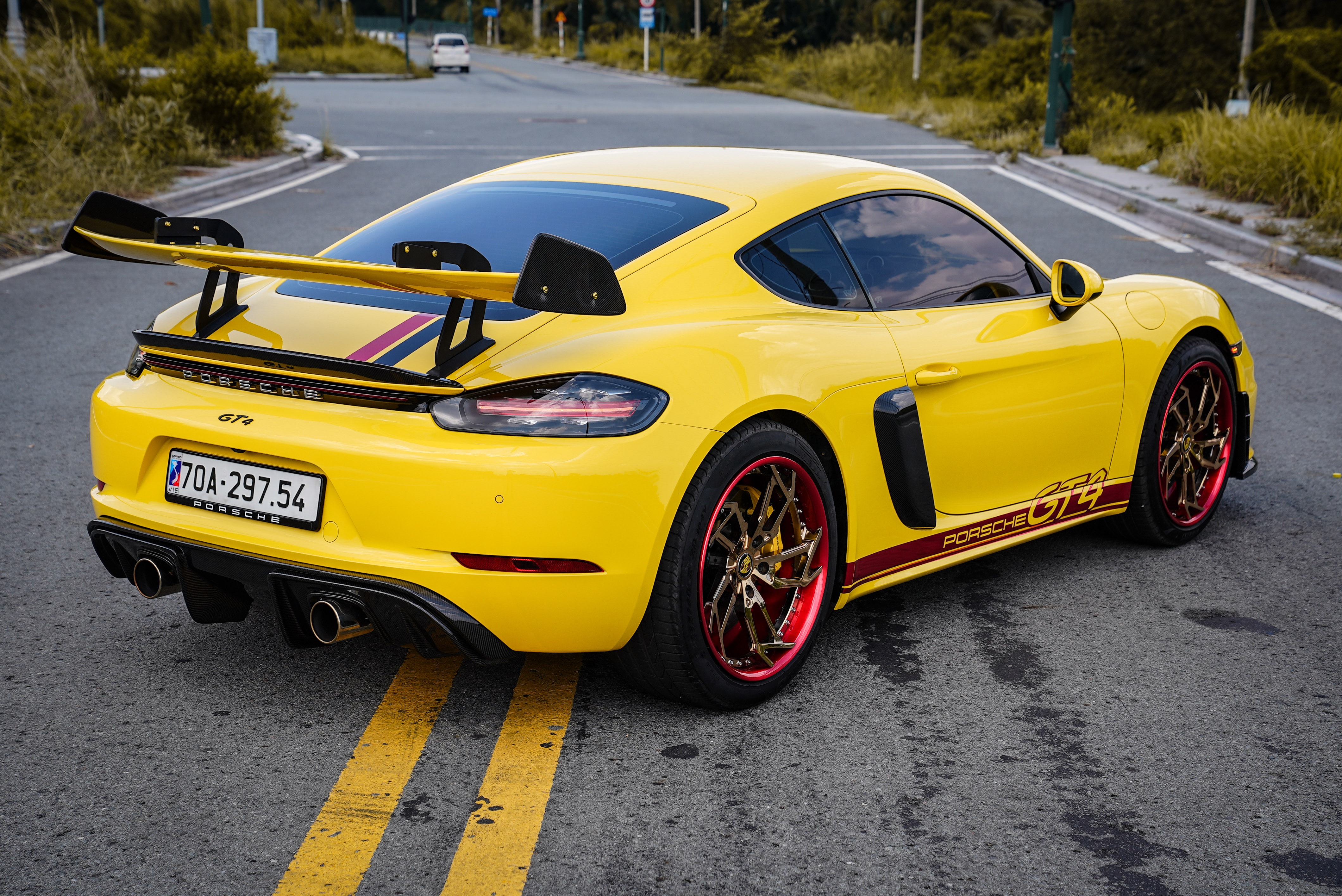Porsche 718 Cayman 2020 độ GT4 tại TP.HCM ảnh 3 Porsche 718 Cayman 2020 do GT4 tai TP.HCM anh 3