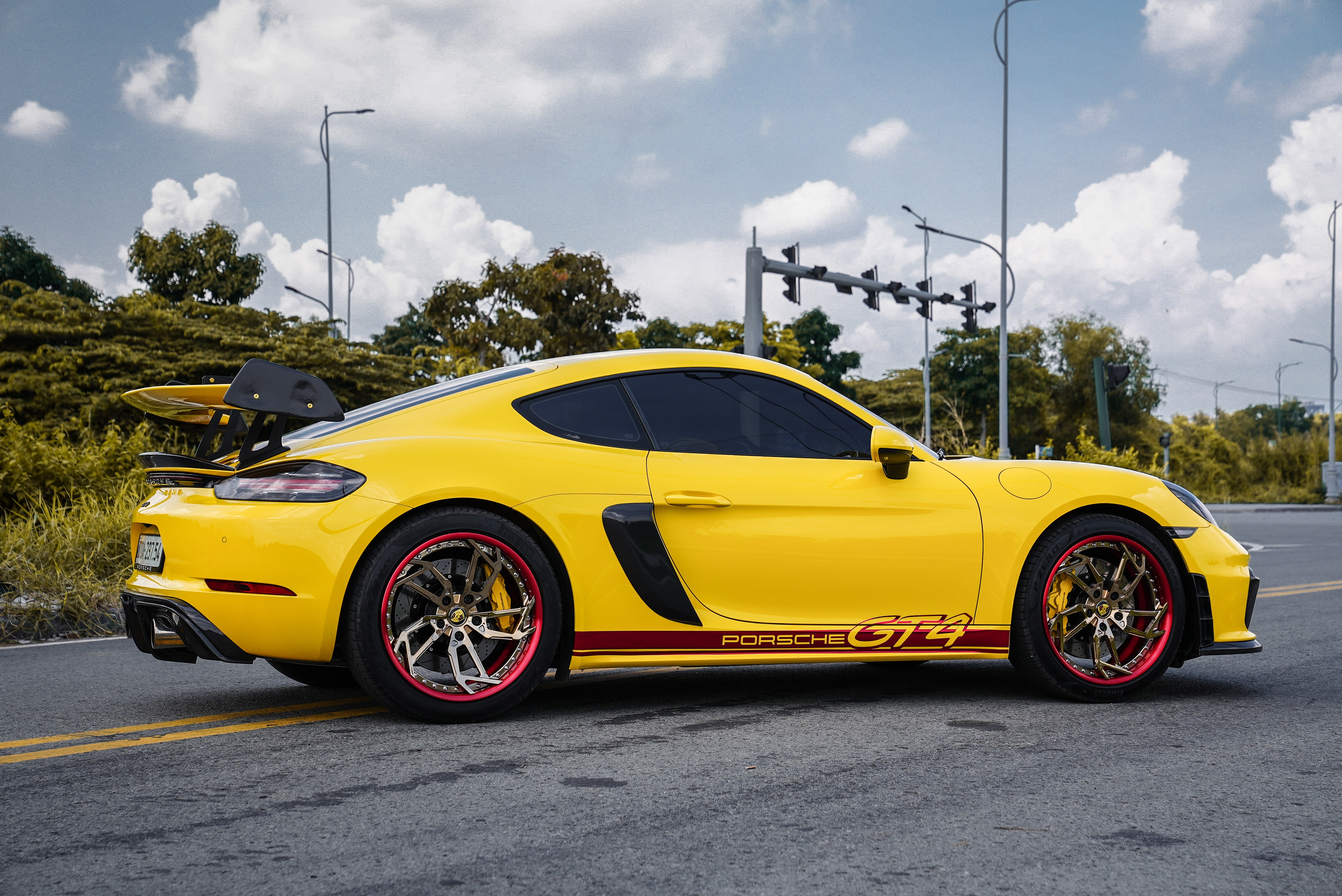 Porsche 718 Cayman 2020 độ GT4 tại TP.HCM ảnh 2 Porsche 718 Cayman 2020 do GT4 tai TP.HCM anh 2