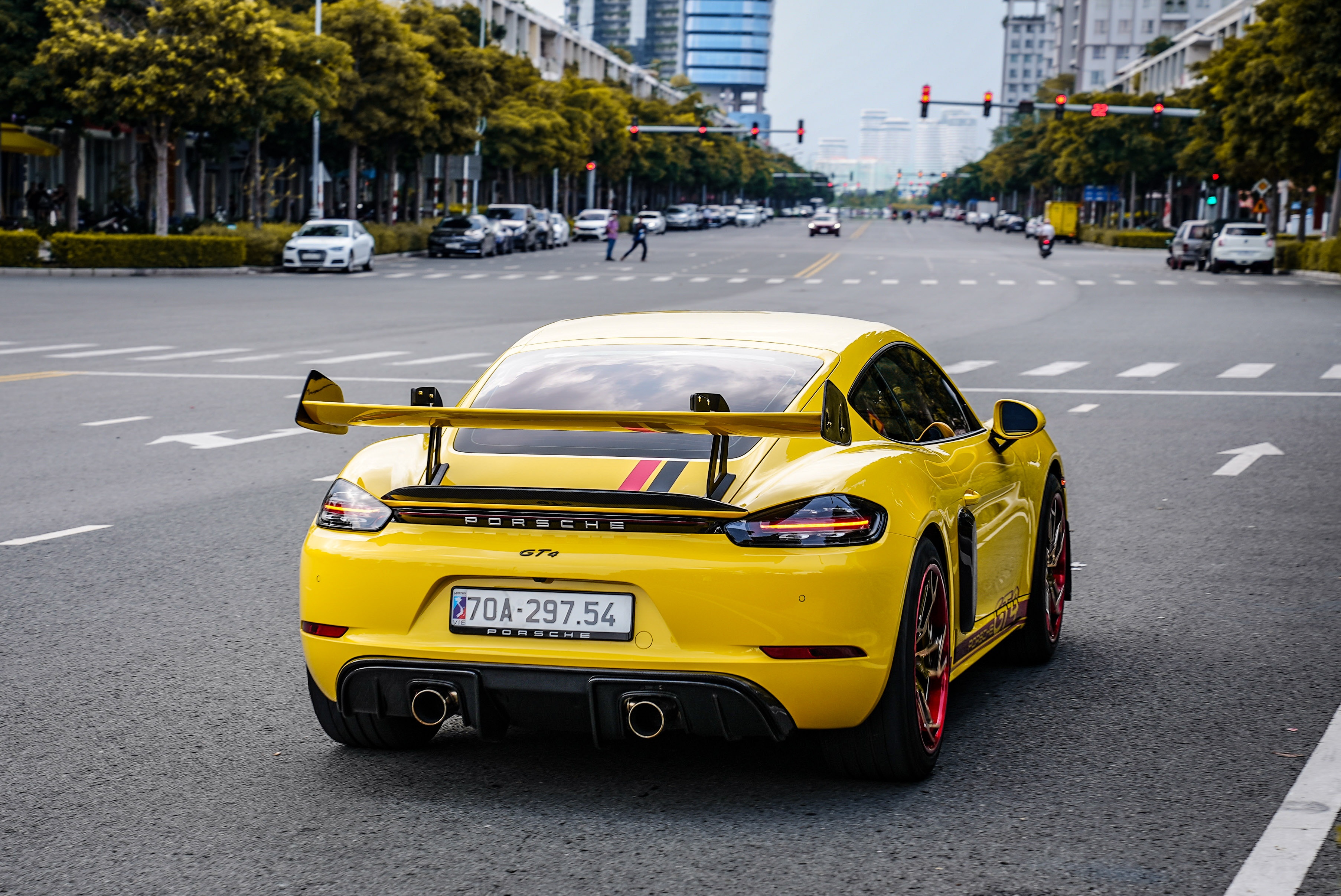 Porsche 718 Cayman 2020 độ GT4 tại TP.HCM ảnh 13 Porsche 718 Cayman 2020 do GT4 tai TP.HCM anh 13