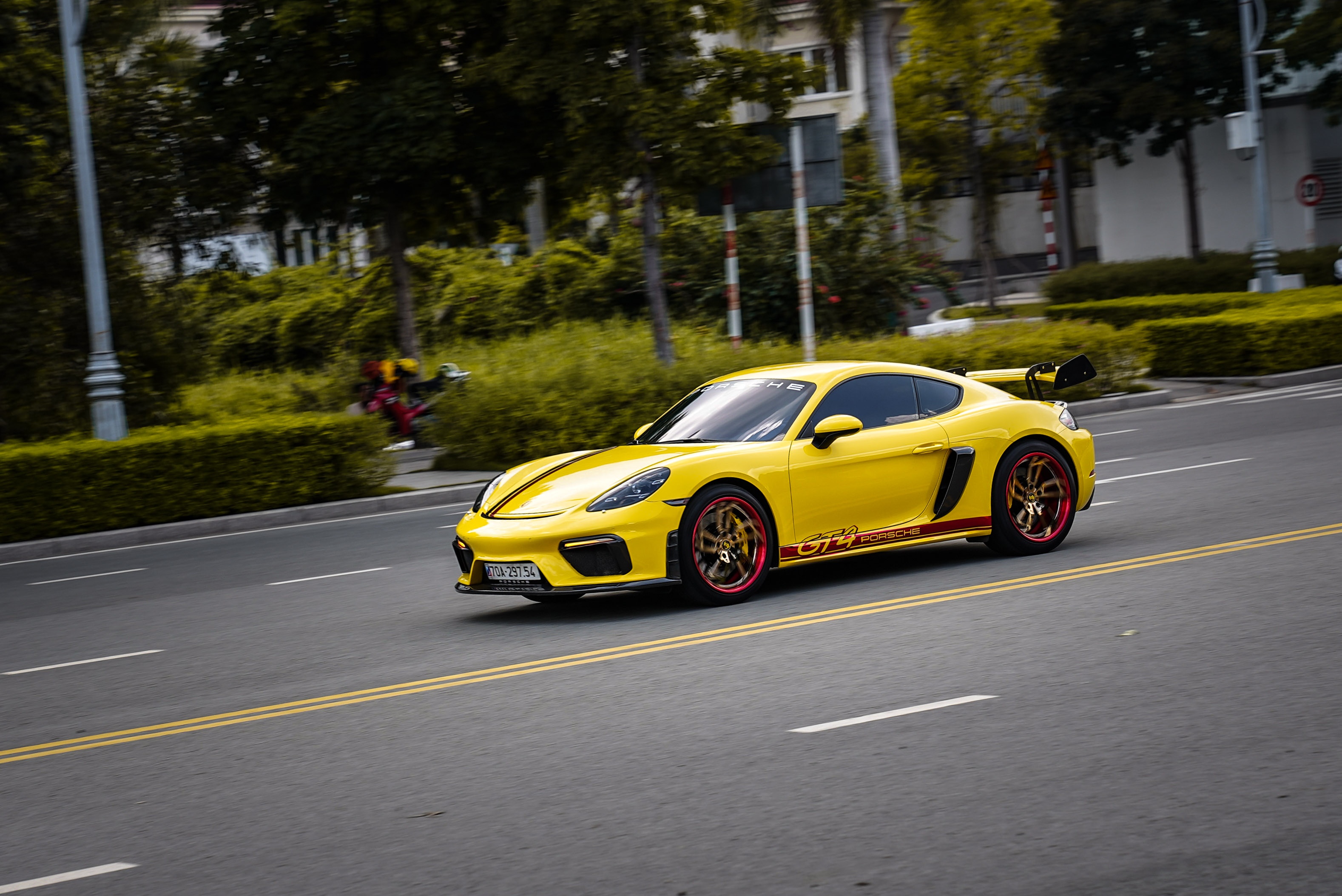 Porsche 718 Cayman 2020 độ GT4 tại TP.HCM ảnh 16 Porsche 718 Cayman 2020 do GT4 tai TP.HCM anh 16