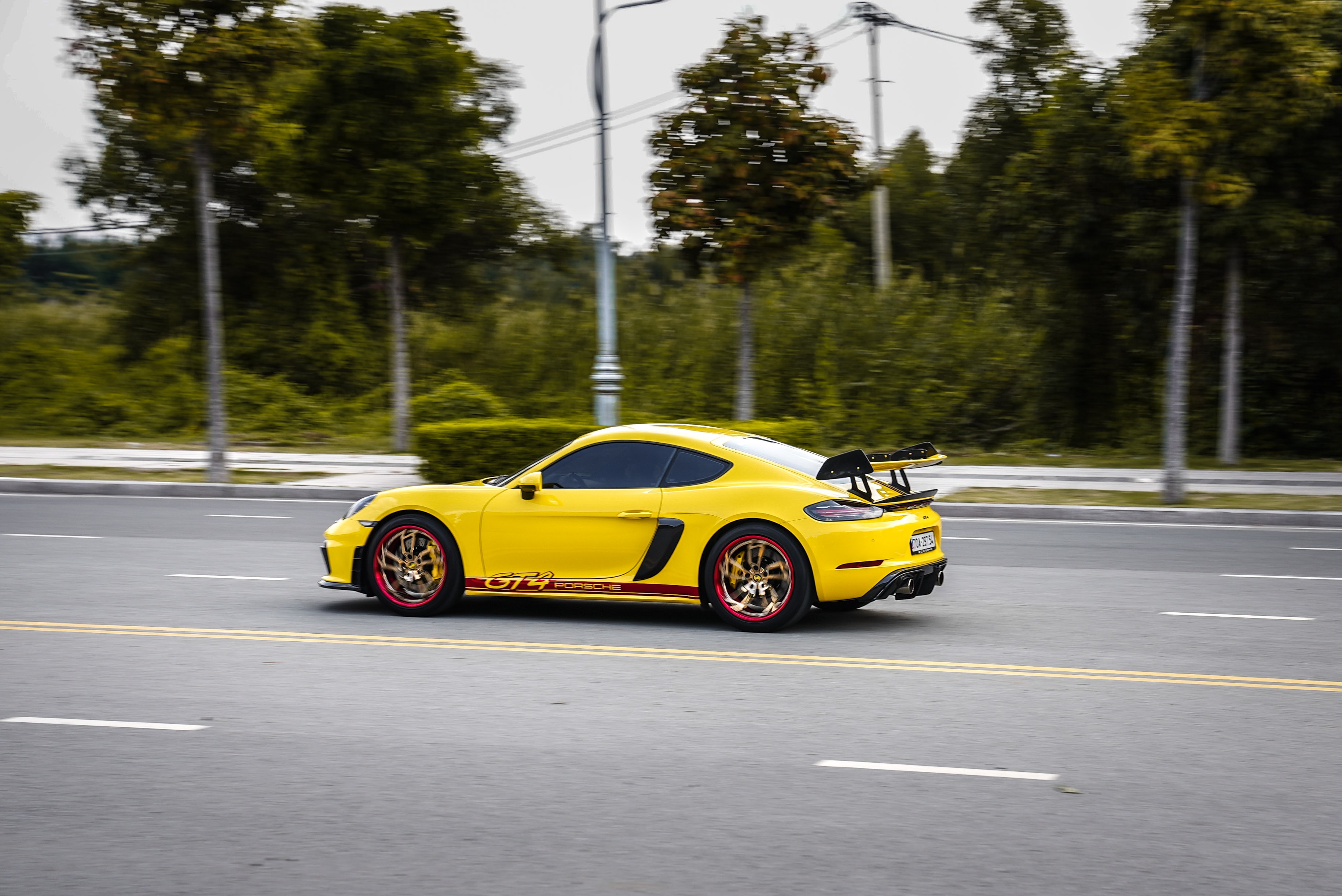 Porsche 718 Cayman 2020 độ GT4 tại TP.HCM ảnh 14 Porsche 718 Cayman 2020 do GT4 tai TP.HCM anh 14