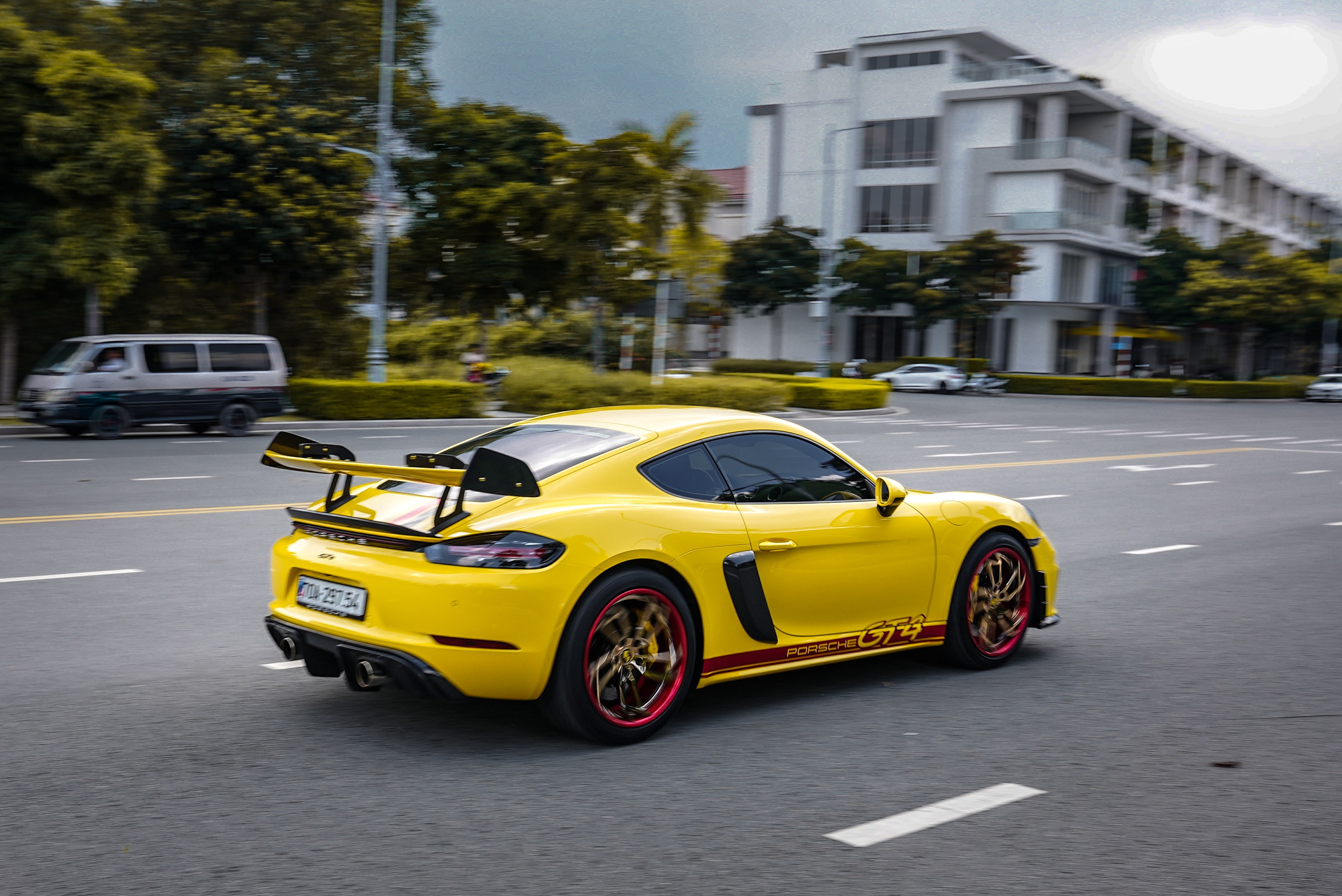 Porsche 718 Cayman 2020 độ GT4 tại TP.HCM ảnh 15 Porsche 718 Cayman 2020 do GT4 tai TP.HCM anh 15