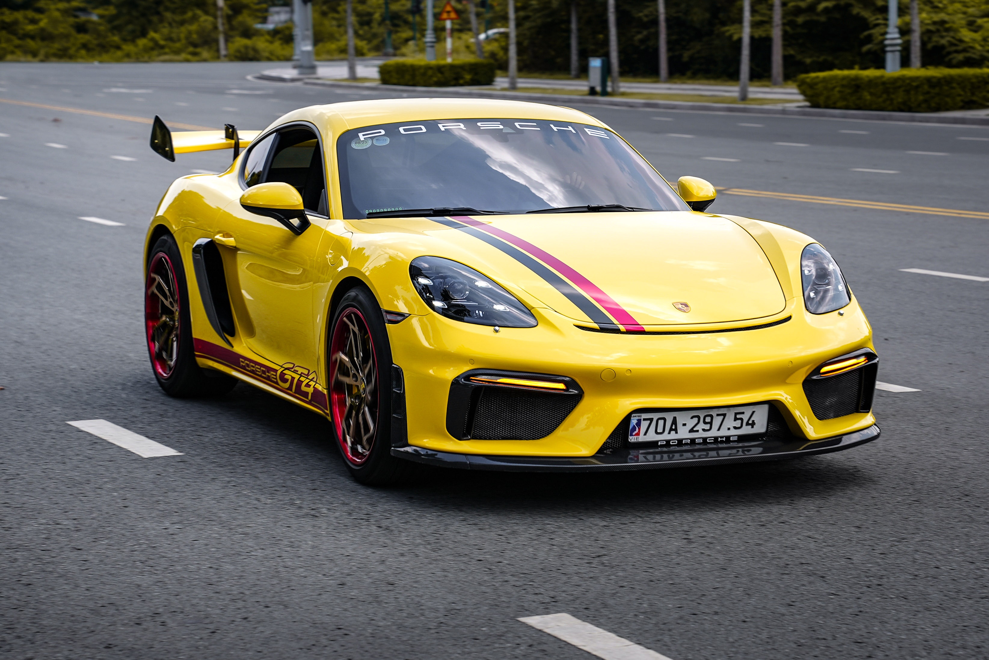 Porsche 718 Cayman 2020 độ GT4 tại TP.HCM ảnh 18 Porsche 718 Cayman 2020 do GT4 tai TP.HCM anh 18