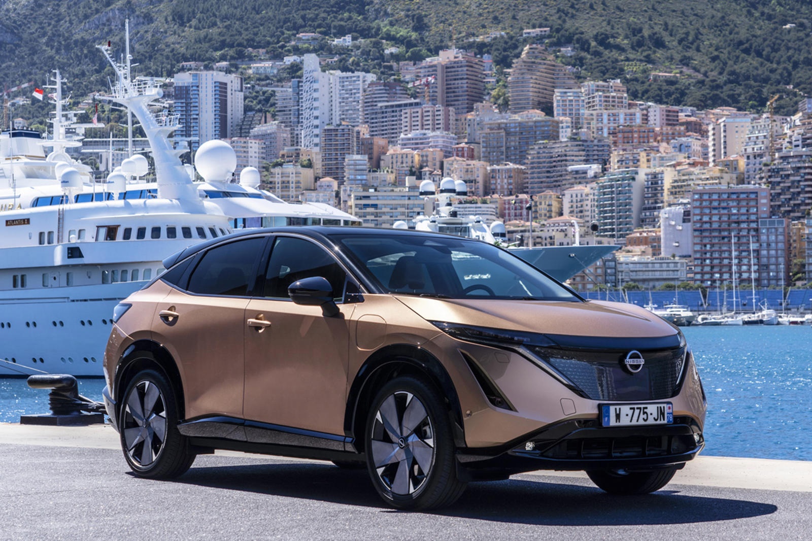 Crossover dien Nissan Ariya lan dau lo dien, doi thu VinFast VF e35 hinh anh