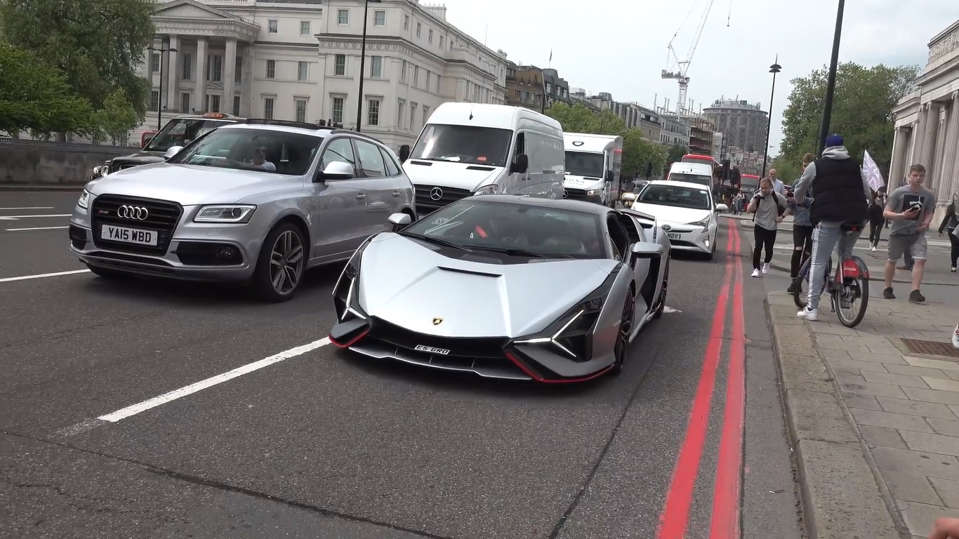 Chiếc Lamborghini Sian đầu tiên tại Anh lăn bánh trên đường  ảnh 6 Chiec Lamborghini Sian dau tien tai Anh lan banh tren duong anh 6